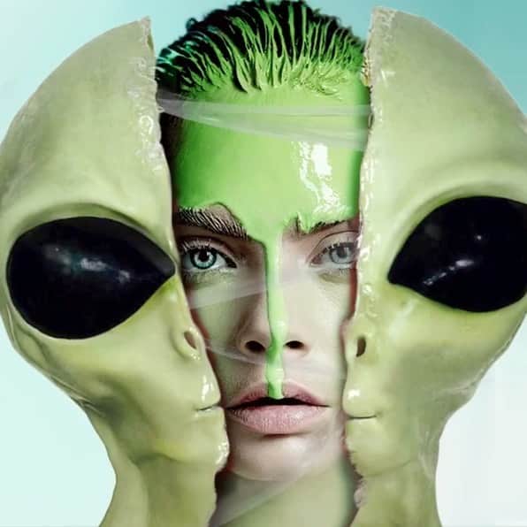 カーラ・デルヴィーニュのインスタグラム：「Even aliens need masks too 👽 😷 #WearADamnMask」