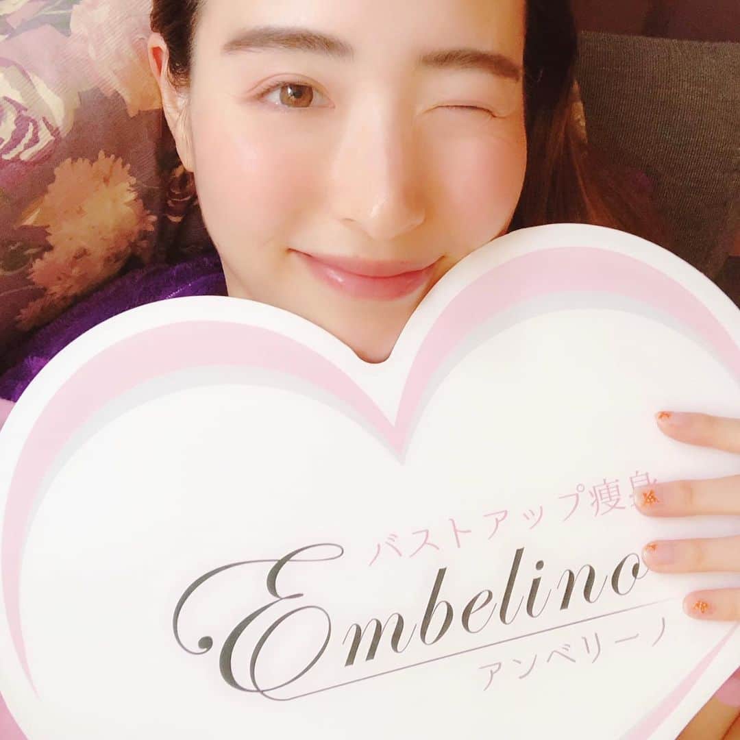 齊藤家澄さんのインスタグラム写真 - (齊藤家澄Instagram)「最近福岡もどってきて バストアップアンベリーノの めちゃくちゃやさいでcuteな りこちゃん♡にいつもやってもらってるよぉぉお!!!\( ˆoˆ )/☀️☀️☀️ いつもボロボロのブラジャー付けてて お乳!!! んや！ おnewのブラもキャミもげちゅ😙💓💓💓🤟🎶 めちゃくちゃサボりやすいけど、 とってもキツくないブラだから毎日つけてお乳育てます🌱🌻😆🧡🧡🧡  あとこのドリンクサプリ(´・∀・`)ｏ🍹💓💓💓 美健康の人たちには有名みたい ฅ•ω•ฅ✨  飲ませてもらって、 りこちゃんがゆぅた通りに即副作用でた！ まず胃が激痛でマーライオンなるかとおもったら ほんと3分以内に治まった😆🧡www 次はピアスで痛くなってた👂と、首もきたよぉ\( ˆoˆ )/www 悪いとこに反応来て悪いとこよくなるよドイツのサプリらしい!!! 味はアセロラでめちゃくちゃおいちぃからイッキしたお♪( ◜ω◝و(و "☀️🌈  これから毎日飲んでみようと思います!!!  どうなるのか報告するね(°∀°ﾐэ)Э‪🍦‬‪🍦‬‪🍦‬🧡  いつもありがとおおお(°∀°ﾐэ)Э💓💓💓  #アンベリーノ #バストアップ #健康 #サプリ #ドリンク #福岡 #サロン #💋 #バストケア #美容」7月31日 13時52分 - kanchi_w