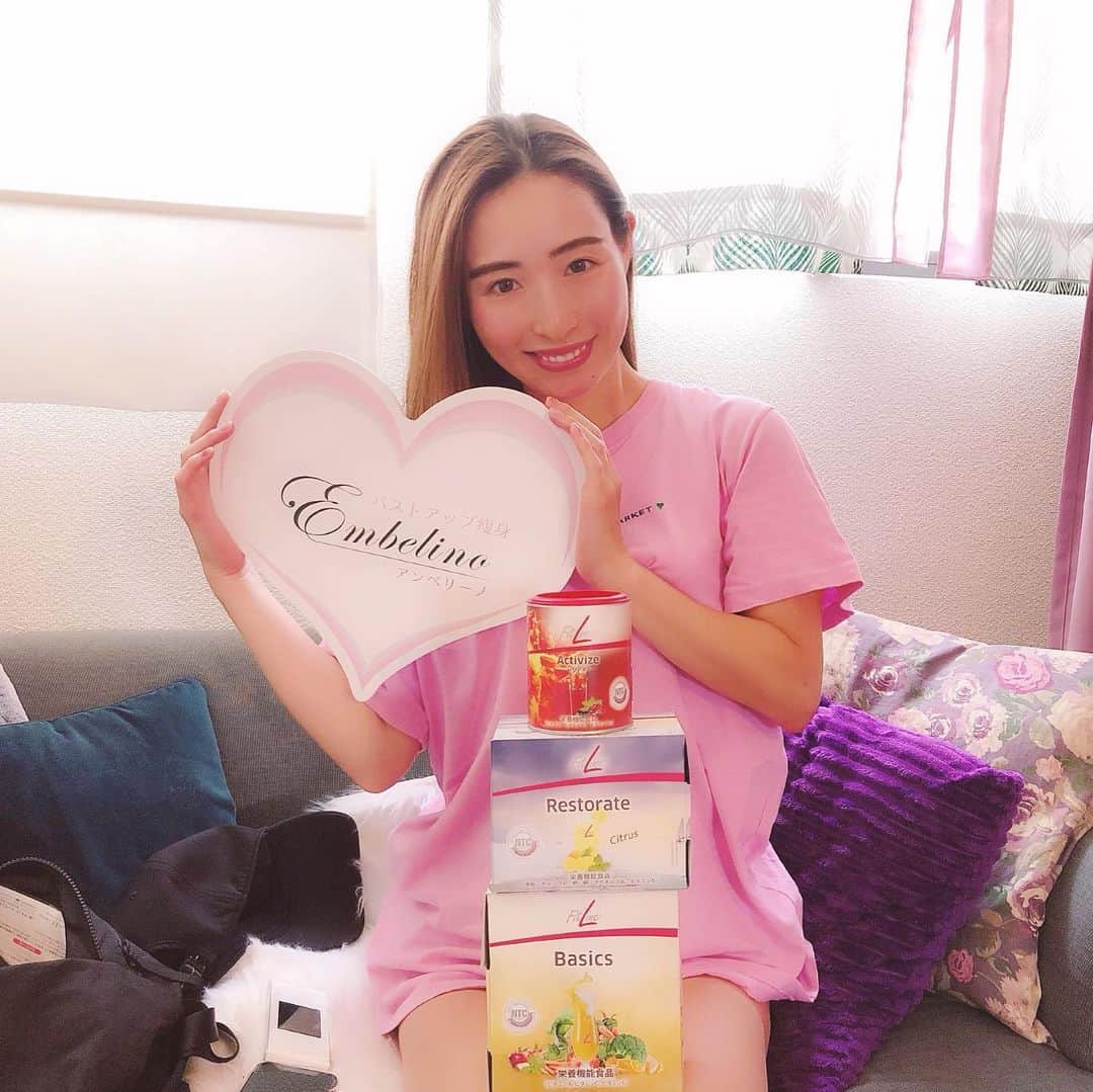 齊藤家澄さんのインスタグラム写真 - (齊藤家澄Instagram)「最近福岡もどってきて バストアップアンベリーノの めちゃくちゃやさいでcuteな りこちゃん♡にいつもやってもらってるよぉぉお!!!\( ˆoˆ )/☀️☀️☀️ いつもボロボロのブラジャー付けてて お乳!!! んや！ おnewのブラもキャミもげちゅ😙💓💓💓🤟🎶 めちゃくちゃサボりやすいけど、 とってもキツくないブラだから毎日つけてお乳育てます🌱🌻😆🧡🧡🧡  あとこのドリンクサプリ(´・∀・`)ｏ🍹💓💓💓 美健康の人たちには有名みたい ฅ•ω•ฅ✨  飲ませてもらって、 りこちゃんがゆぅた通りに即副作用でた！ まず胃が激痛でマーライオンなるかとおもったら ほんと3分以内に治まった😆🧡www 次はピアスで痛くなってた👂と、首もきたよぉ\( ˆoˆ )/www 悪いとこに反応来て悪いとこよくなるよドイツのサプリらしい!!! 味はアセロラでめちゃくちゃおいちぃからイッキしたお♪( ◜ω◝و(و "☀️🌈  これから毎日飲んでみようと思います!!!  どうなるのか報告するね(°∀°ﾐэ)Э‪🍦‬‪🍦‬‪🍦‬🧡  いつもありがとおおお(°∀°ﾐэ)Э💓💓💓  #アンベリーノ #バストアップ #健康 #サプリ #ドリンク #福岡 #サロン #💋 #バストケア #美容」7月31日 13時52分 - kanchi_w
