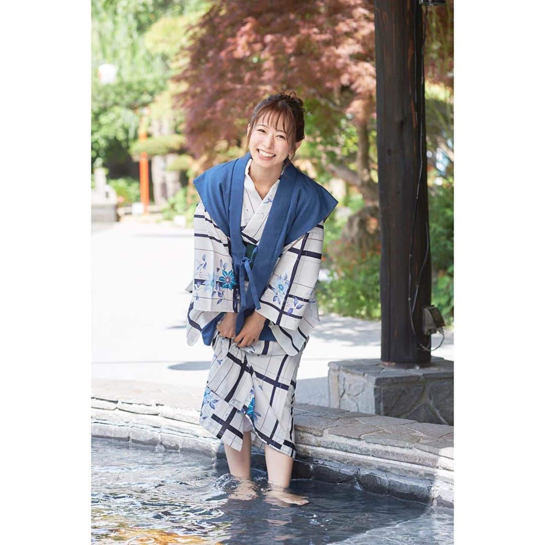フジテレビアナウンサーのインスタグラム：「. フジテレビ女性アナウンサーカレンダー2020 撮影の裏側🎬をご紹介… 今日は、2月編💭  昨春の撮影、この日は稀に見るぴっかぴかの晴天🌞すっかり夏を感じるほどの暑さの中、2月らしく撮影します…笑  髪を後から濡らしたり、頬にチークを入れて火照らせたり…微調整を重ね、ノーメイク風で、湯上りらしく撮影しました📸  朝早い撮影でしたが、やはり温泉には皆の気分も上がります☺️ 本編ではどんな写真が使われたか、ぜひ確認してみてくださいね！  恒例となりつつあるカレンダー撮影の裏側リポート🔰🎤 後輩に向けて『これがリポートだ！』と豪語する藤井くんのリポートは、FODアナマガにて配信中です☺️  https://fod-sp.fujitv.co.jp/s/genre/announcer/sera002/a002110041/  ご自宅にいながら、お台場めぐりができる フジテレビ女性アナウンサーカレンダー2020を、 あと半年、よろしくお願いいたします☺️  #海老原優香 @ebioffi  #藤井弘輝 @fujii_koki_cx  #撮影場所はタグ付け」