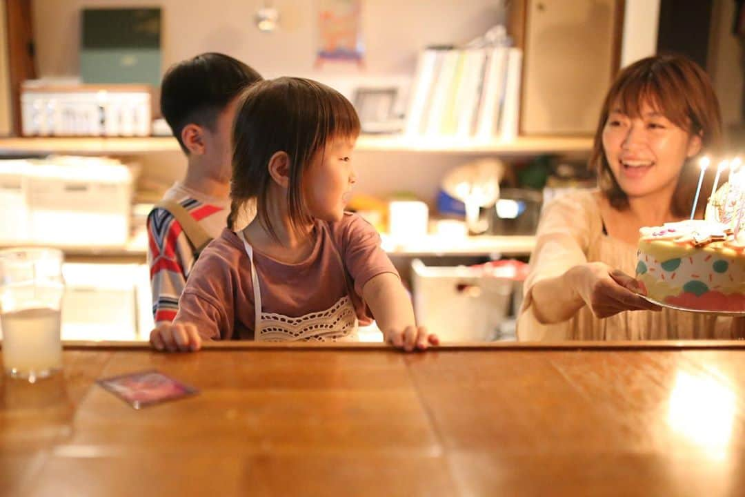 坂本美雨さんのインスタグラム写真 - (坂本美雨Instagram)「バースデーふりかえり。 . waiting for the cake.... . 📷 @shunsuketeruya  誕生日の #今日のなまこちゃん」7月31日 13時57分 - miu_sakamoto