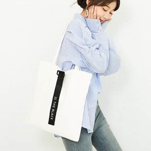 maison de LATIRのインスタグラム：「肩掛けしやすい長さのトートバッグ。 バックルがついているのがオシャレで今年風ですね。 オフィスでも休日でも使える上品なデザインに仕上がりました。  . お求めはコチラから▼▼ @maison_de_latir #maison_de_latir #https://shop-list.com/women/brand/maison-de-latir/」