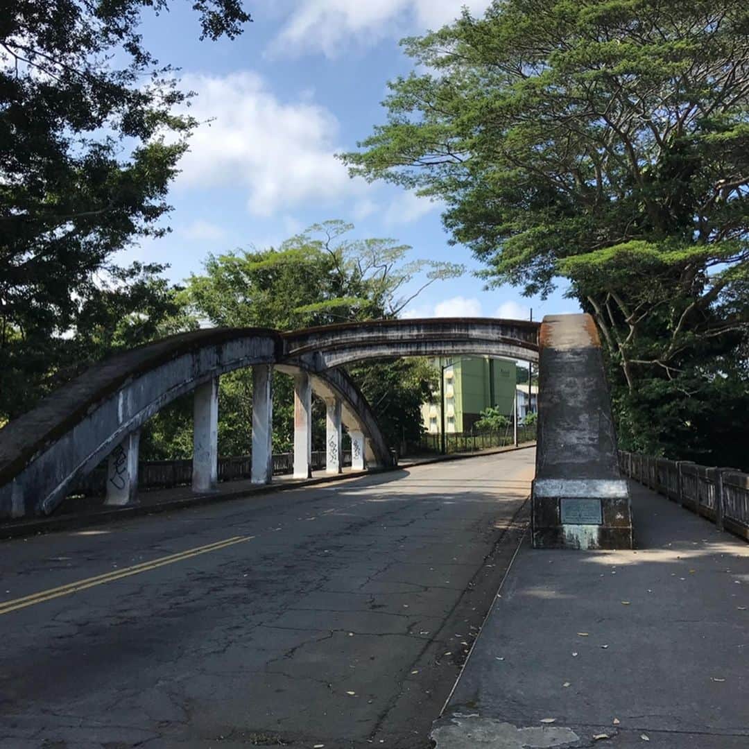 美城れんのインスタグラム：「ハワイ島ヒロにある橋。 この橋から見える景色。 広い青い海🌈先には広い広い海が広がっています。　今日も全てにありがとう😌心からの感謝を😌🙏✨ mahalo🌈🍀」