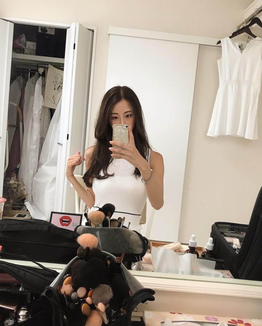 竹内紫麻さんのインスタグラム写真 - (竹内紫麻Instagram)「女性の憧れ  @verawang のWDと❤️笑  ドレスに囲まれた撮影で めちゃくちゃテンション上がった〜💕  今度着させて頂けるそうで とっても楽しみ😍⭐️  #verawang #verawangbridal #photography #photooftheday #photoshoot #weddingdress #helloworld #ウェディングドレス #ベラワンドレス」7月31日 23時20分 - shimax1223