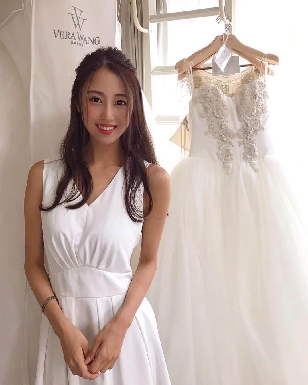 のインスタグラム：「女性の憧れ  @verawang のWDと❤️笑  ドレスに囲まれた撮影で めちゃくちゃテンション上がった〜💕  今度着させて頂けるそうで とっても楽しみ😍⭐️  #verawang #verawangbridal #photography #photooftheday #photoshoot #weddingdress #helloworld #ウェディングドレス #ベラワンドレス」