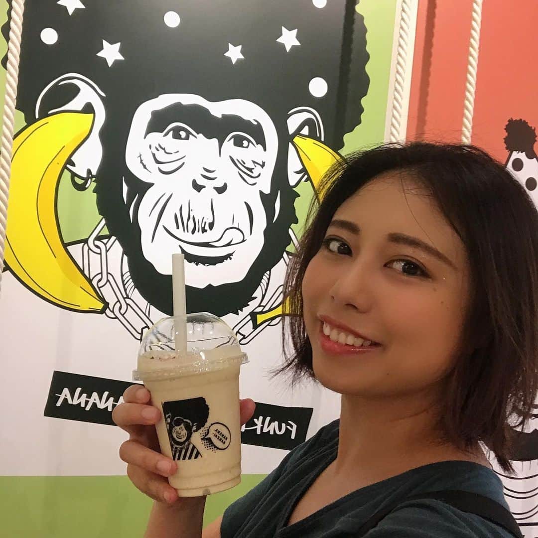 のインスタグラム：「@funky.monkey.banana  でバナナジュース🍌とフローズンバナナ🍌 食べたよ！！！ トッピングは無料〜 バナナジュースにクッキーやチョコレートをいっぱいかけたよ^ ^ トッピングめちゃ楽しい💕  店内オシャレー  #funkymonkeybanana #心斎橋 #カフェ #みなみ #大阪観光 #テイクアウト #スイーツ #バナナジュース #pr #トリドリベース」