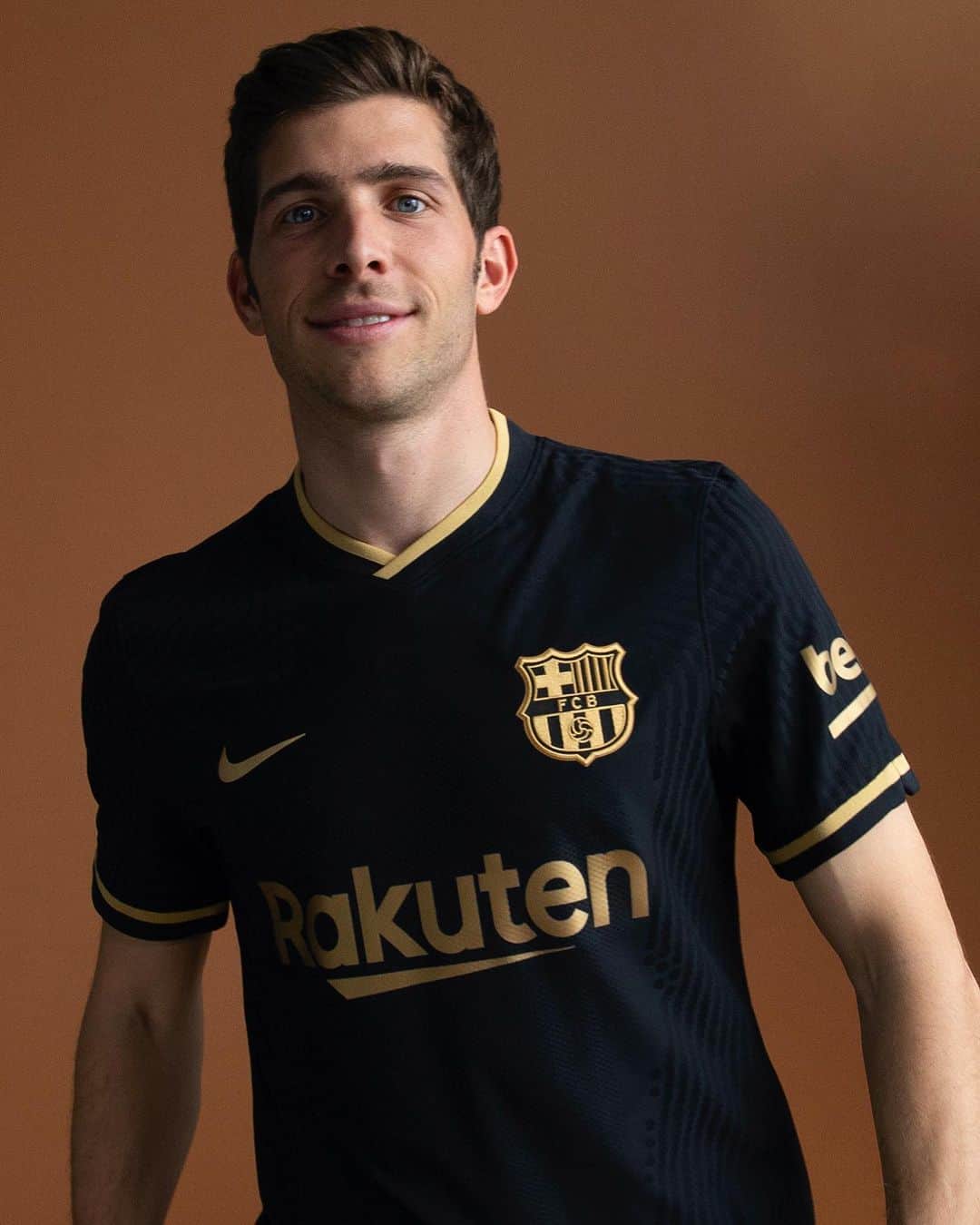 セルジ・ロベルトのインスタグラム：「Home kit or away kit? 😍🔥 Giveaway soon? Comment 🏟 or ✈️」