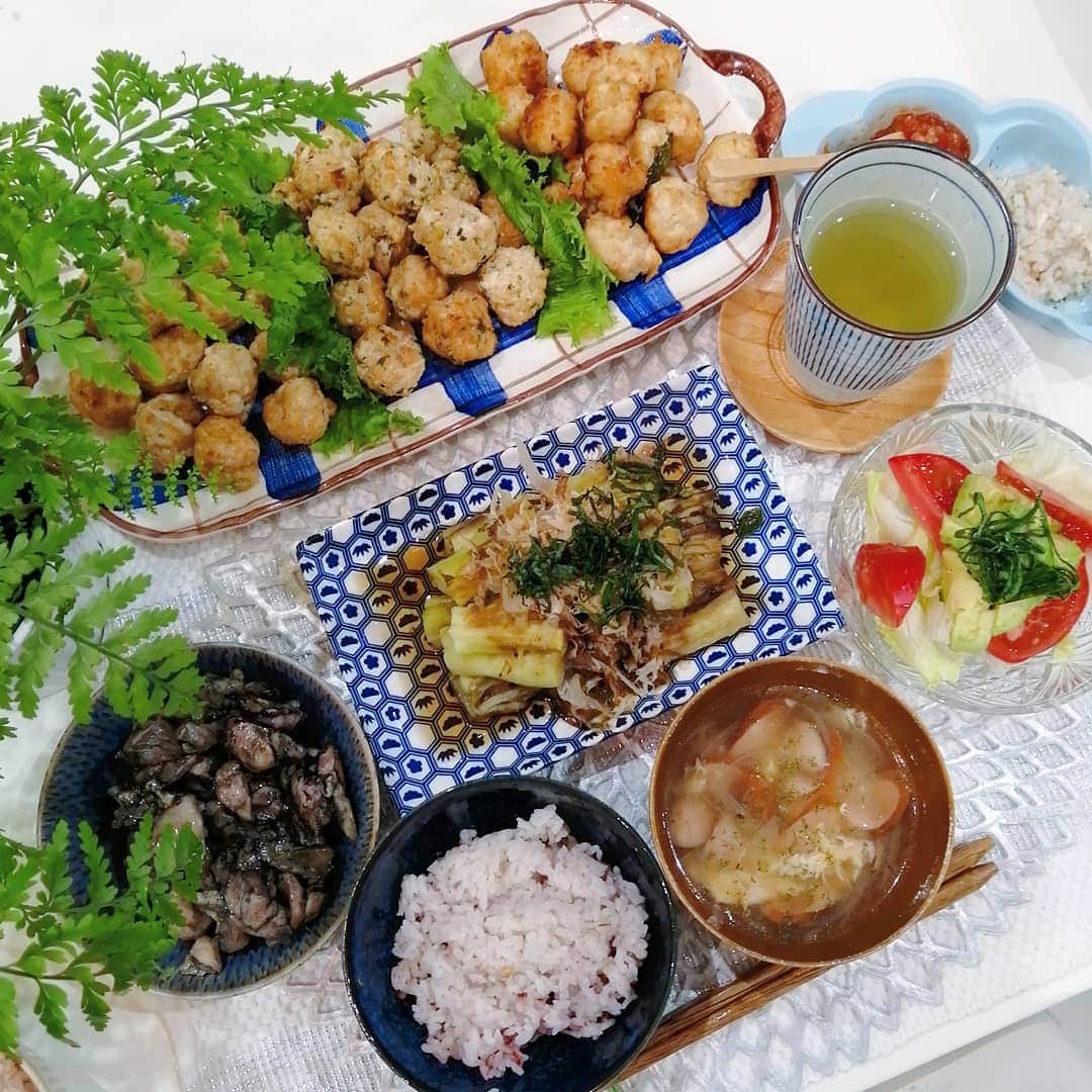 のインスタグラム：「#晩御飯#食費月13000円   からあげクン風 ・チーズ ・のり塩 ・カレー 焼きなすバター醤油 地鶏 オニオンコンソメ卵スープ サラダ  両親も一緒に☺  ‥‥‥バタバタバタバタバタバタ🏃🏃🏃💨  #晩ごはん#晩ご飯#夕食#夕御飯#夕食#おうちごはん#節約#節約ご飯#晩御飯#デリスタグラム#デリスタグラマー#クッキングラム#ワーママ#大分#instafood」