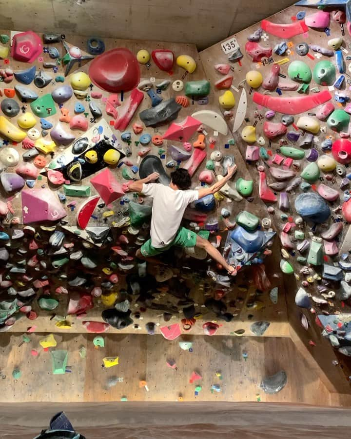 楢﨑明智のインスタグラム：「I did it ❗️ 二段/V9 😁 • @underground_bouldering_gym  • #teamau #日新火災 @adidasterrex @frictionlabs」