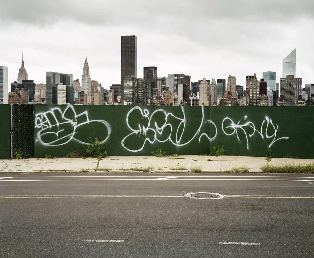 ナショナルジオグラフィックさんのインスタグラム写真 - (ナショナルジオグラフィックInstagram)「Photos by Kris Graves @themaniwasnt  I was raised in and around the borough of Queens in New York City. When I graduated from college in 2004, I moved back. I've been photographing the ever-changing landscape and architecture in Queens ever since. Most of my work has focused on the rapidly gentrifying neighborhoods in western Queens, which lies one stop from Manhattan on every subway line and is growing twice as fast as any other neighborhood within New York City.   Mister Softee on a hot night, Astoria Park (first image); a view of Manhattan from Long Island City (second); 5Pointz Artist Studios a few weeks before it was demolished by the owner and replaced with two 40-plus-story residential towers (third); construction sites are a constant fixture in Long Island City: these towers are all located within a five 5-block radius of Queens Plaza (fourth); and writer and educator Erica Cardwell and I one late afternoon in Ralph Demarco Park in Astoria. To see more of my work, please follow @themaniwasnt and @kgpnyc.」7月31日 23時39分 - natgeo