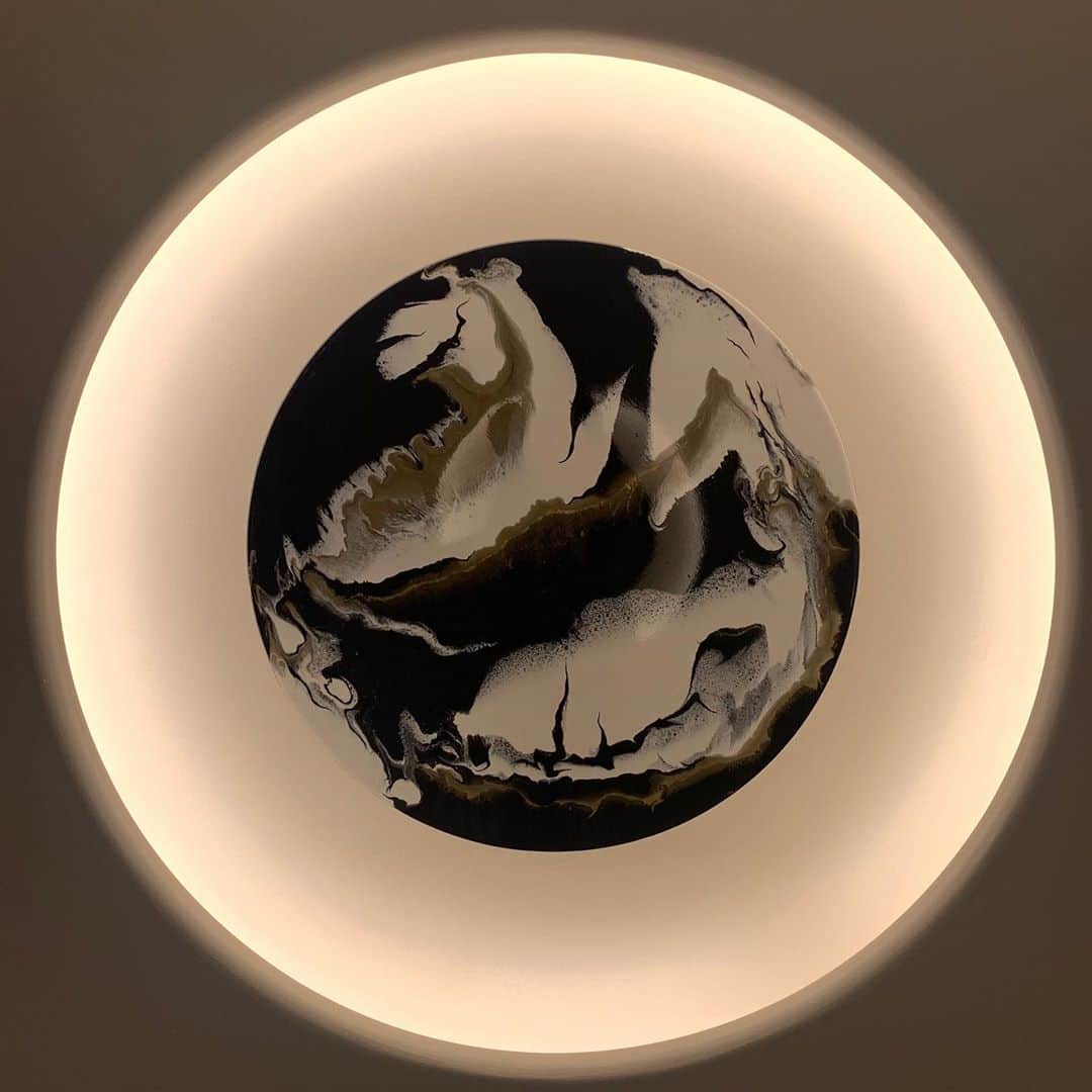 設楽洋さんのインスタグラム写真 - (設楽洋Instagram)「仲良しのアーティスト、全明日香ちゃんの個展「モノクロームへ…」 モノクロームの中に色が見える❣️ 地球のような、天球のような、心の陰陽のような、 今の時代にも合った素晴らしい感性😊✨  #art #モノクロームへ #個展 #全明日香 @asuka.zen」7月31日 23時39分 - taracyan3