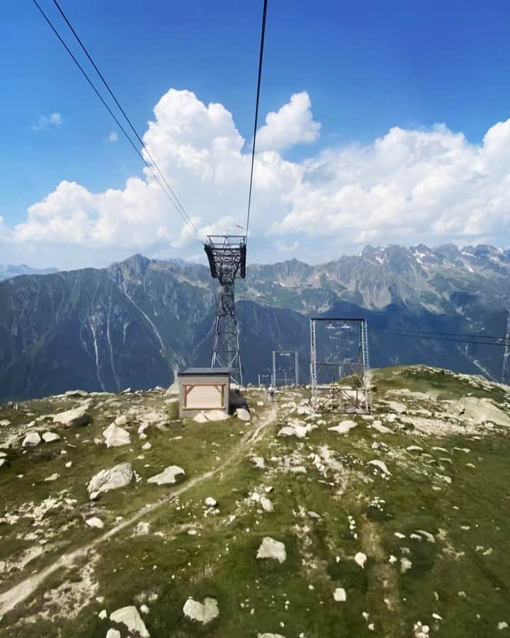 sananasのインスタグラム：「Ready ?... AHHHHHHHHHHHH ! 😱 Il faut bien redescendre ... Qui a le vertige ? 🙋🏻‍♀️Faites signe que je me sente moins seule !  #MontBlanc #AiguilleDuMidi」
