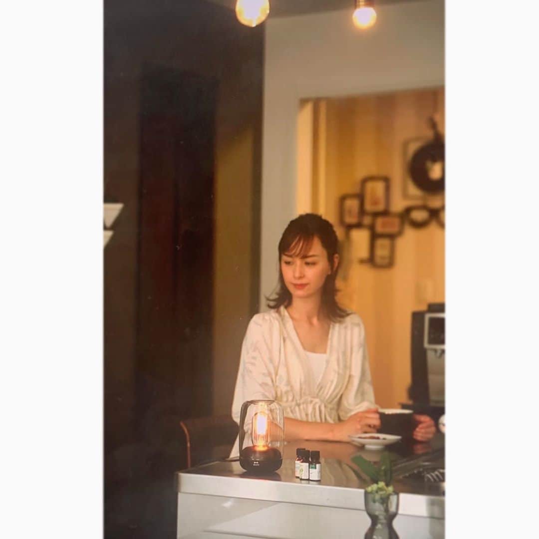 乙黒えりのインスタグラム：「@mart.magazine 2020/9月号発売中です。 「癒されて、夏」🌞 タイトル最高👏 前にやってたドラマの「奪い愛、夏」みたいだね。語呂がいい〜笑  癒し家電の特集だったのですが、まんまと自分がハマり ヘッドマッサージャーも買ったし、 フットとハンドマッサージ機は持ってるし、フォームローラーもあるし、エアードクターもあるし、我が家は「ヨド○シカメラ」のマッサージ家電のフロアみたいな感じです。笑 自粛生活に癒しを求めすぎかな😂 #我が家のキッチンがバーカウンター風な写真 #カメラマンさんのライティング技術すごい #マッサージ家電 #マッサージ家電マニア　になれそう #癒し家#癒し#自粛生活 #ストレスためずに癒されたい#mart#9月号#是非ご覧ください」