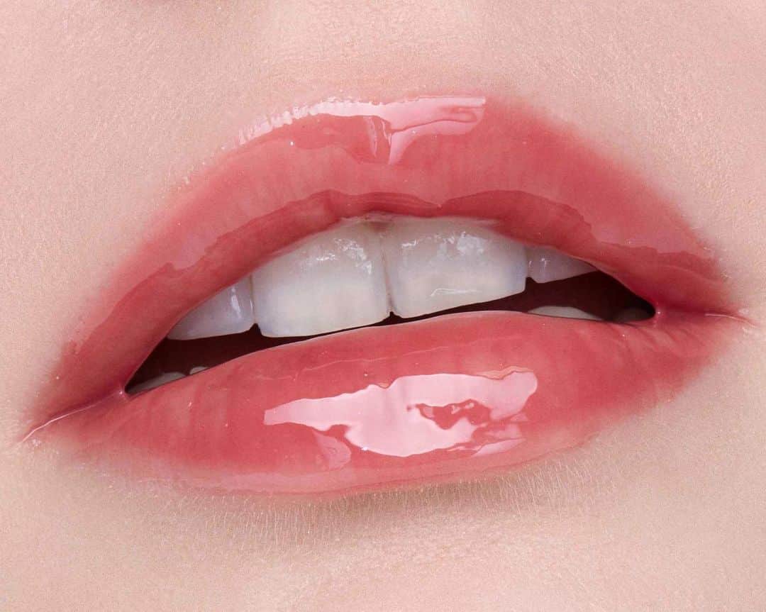 Stila Cosmeticsさんのインスタグラム写真 - (Stila CosmeticsInstagram)「Have you tried our new Plumping Lip Glaze yet?  The same high-shine finish you know and love (🙌 OG Lip Glaze Fans!) ... now with 1.0% Maxi-Lip Plumping Complex for a full, voluminous pout 👄 . . #bohemianrenaissance #stilarenaissance #fall2020 #classic #lipglaze #plumping #lipgloss #fridayfun」7月31日 23時53分 - stilacosmetics