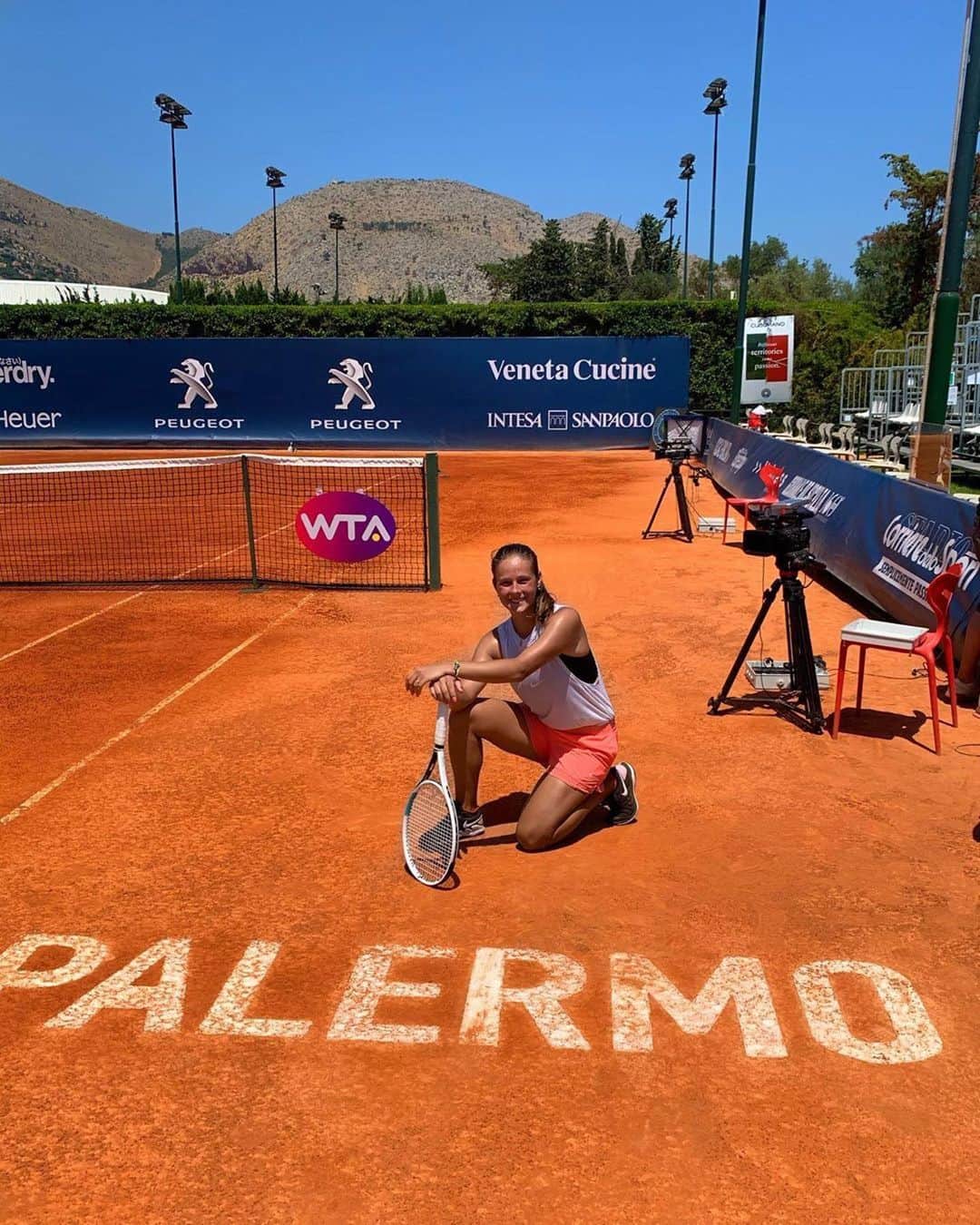 WTA（女子テニス協会）さんのインスタグラム写真 - (WTA（女子テニス協会）Instagram)「😄👋 #PLO20 @kasatkina ・・・ Clay, mountains and sun👻 (the last one is not making me really happy to be honest)🙂 Грунт, горы и солнышко (но облака бы не помешали) #DD #TennisIsBack #Palermo @palermoladiesopen」7月31日 23時51分 - wta