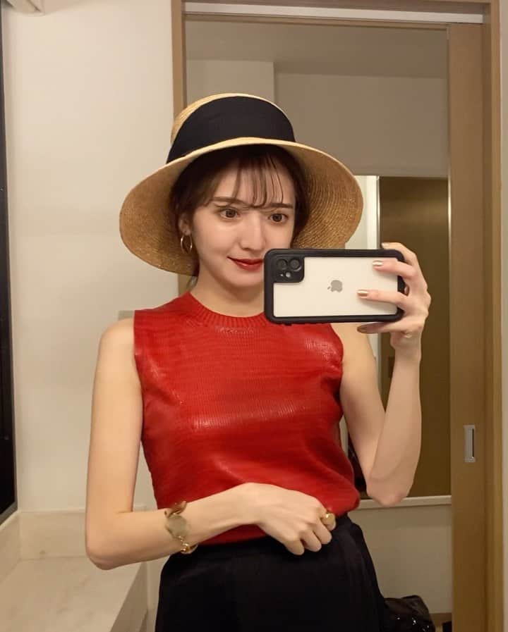 平木愛美のインスタグラム：「愛。❤️🍒🔴  しあわせな気持ちが溢れすぎているーーー！！！！！涙  そしてなんか、歌ってしまってる。の動画。笑  皆さまあたたかいお祝いのお言葉やコメントや、ありがとうございます。 ゆっくりお返ししてゆきます👼  ＤＭでも愛をたくさんありがとう。涙 pick upでストーリーでお返事してますが、返しきれていないかたも、本当に嬉しく読んでおります。ありがとうございます。  素敵な町で空間で、たくさんのかたがたに優しくされて、そして今は最後帰りの🚕まで、ほっこりな言葉をかけてくださって。ほこほこ。 穏やかな柔らかい気持ちが連鎖しております。  hut / @un3d_official  tops / @beautifulpeople_officialsite  bracelet / @lilasmillesime_official  ring / @jilsander」