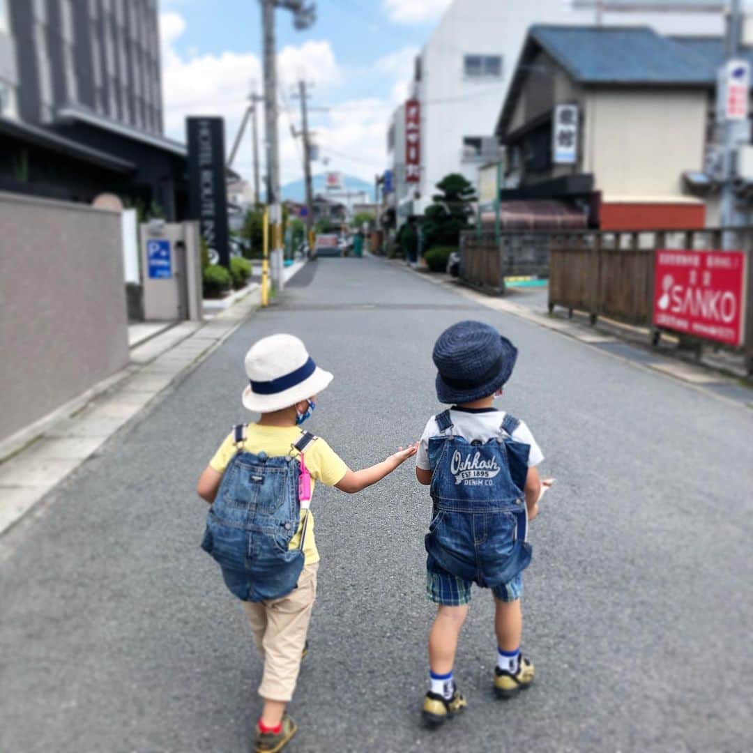 生島早織さんのインスタグラム写真 - (生島早織Instagram)「帰国後11日🇯🇵✈️  40時間➕5時間の修行の様な、旅から11日目。  人の動きの少ない時間に、お散歩や買い出しをする生活。  双子達、お気に入りのデニムオーバーオールのリメイクリュック❣️  帰国してまで愛用してくれているのは嬉しいけど、日本でも使うならもっと丁寧に作れば良かった😅 一応形にし、念の為作った内ポケット。 トップ部分はボタン１つ！ しかも、余った生地で作った手作りボタン😅  日本で使うには少し恥ずかしい😅  そんな私の気持ちは関係なく、毎日毎日使ってくれる❣️ 暑くて汗だくになるのに❣️ ポケットにも入るものしか持ち歩かないのに❣️  今日はひと気の少ない場所のベンチでお絵描き🎨  気温は30度を軽く超えていましたが、風があって蒸し暑さは無く、ブラジルで鍛えられたのか？暑さには強い？☀️  やっと、長旅の疲れも取れてきたのか色々考えます💦 初めての双子達と、3人だけの長旅🚌✈️✈️🚙  前もって、言い聞かせていた！と言うより呪文の様に唱えていたので、途中までは本当に理想的な旅で、4歳になるとこんなにも😍 なんて、思っていました。  が、その先の悪夢😱笑  我慢の反動か？ 長旅の疲れもあってか？ 自身でもコントロールが出来なかったんだろうなぁ〜と思う。 しかし、そこまで頑張ってくれた双子達には感謝💕  到着後のPCR検査前後は、私も思い出したくもない状況だったけど、よく考えてみたら・・・  と、やっと、あの時のことを考えるようになりました。  ラッキーな事に他の機体とタイミングがズレ、私達が乗っていた飛行機の乗客、クルーだけの検査だったのですが、乗客30〜40人 クルー約20人  えっ？ こんなに少なかったの？ と思ったのですが、検査待ちの控え室で待機していたのは私達3人を含め8名。  それ以外の人は？  直接自宅に帰る人は空港内で待機する事なく帰宅していました。  よく考えたら本当にそれで良いの？ 今頃気付きました💦  検査後数時間結果が出るまで空港内の会議室で待機し、陰性の結果を得てホテルに移動。 その後別のホテルに2週間。 1日一度外出が出来るとはいえ、他人との接触を避け生活しているけど、そのまま自宅に戻った人は？  同じ飛行機に乗ってきた人の中で陽性反応の出た人が居なかったと聞いたけど、もしか陽性の結果を自宅で聞く様な事になっていたら？ そんな人は多いだろう？  その人達どうやって自宅まで戻ったのかな？ この時期に帰国する人は短期の旅行者は居ないだろうから駐車場に自家用車を停めている人はまずいない。  2週間のホテルでの待機期間も3人とも体調の変化無く元気に過ごせている事が1番嬉しい😊 自宅に帰る！と言えば、そのまま帰れたかもしれないけど、もしかして・・・ と思って生活する方が精神的にしんどい・・・ 何より接触する人にもしも・・・ と思うとなおしんどい。  帰国当日に予定してきた賃貸アパートに別の契約者が決まり入れなくなり、急遽ホテルへ。 バタバタあったけど、ここまで元気に過ごせて良かった。  これからも自分の身は自分で！ と言ったら凄く寂しいけど、自身で出来る事は徹底してやって行こう。  双子達のバッグに付けているアルコール消毒の無くなるスピードが私のより断然早い🤣 2人とも何かするたびにアルコール消毒液を使います。 マスクもこんなに暑いのに絶対に外さない。  マスクをしていない人がいたら『あの人マスクしてないよ！あかんなぁ〜』  って、声が大きい💦  色んな事情でマスク出来ない人もいる事を子供達にも伝えないと！ と、思う。  親子間の会話が周りに丸わかり。 帰国して1番困っている事でした😅  今夜は自販機で酎ハイ買ってしまった😅 ホテルの自販機。 初めて利用したかも？🤣  #双子育児 #双子ママ #PCR検査 #帰国直後 #空港内待機 #ホテル生活 #感謝 #一時帰国 #日本での育児 #水際対策」7月31日 23時57分 - saori.ikushima