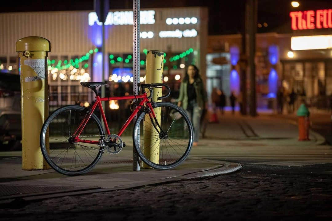 Fuji Bikesさんのインスタグラム写真 - (Fuji BikesInstagram)「No bells, no whistles, all fun- the #FujiFeather. #fixie #citylife #urban #commuting」7月31日 23時58分 - fujibikes