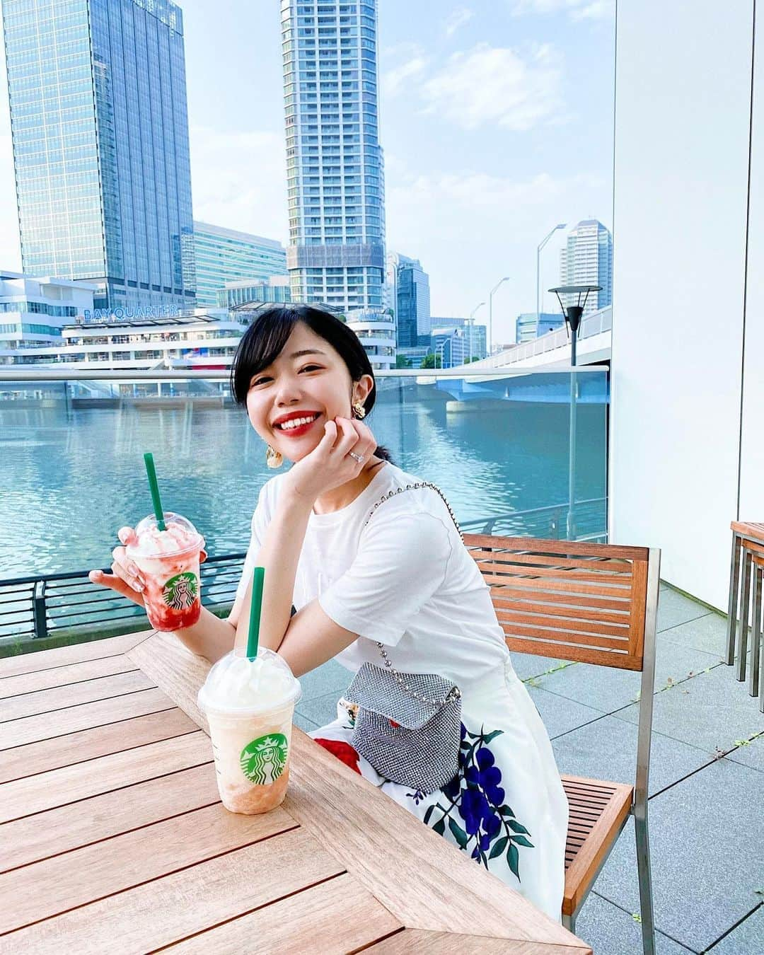 中島奈津希さんのインスタグラム写真 - (中島奈津希Instagram)「🥤💭🍑🍓﻿ ﻿ ﻿ ﻿ ﻿ ﻿ 今日はお姉(@nakajima_ayano )と﻿ 横浜で予定があったので﻿ 予定の前に久々の#スタバ 🥺❤️🥤﻿ ﻿ ﻿ ﻿ 今回は#スタバ新作 の﻿ #ジューシーピーチフラペチーノ 🍑﻿ #ミルクイチゴフラペチーノ 🍓﻿ ﻿ いちごミルクは、﻿ 新作というより定番メニューになったのかな？♡﻿ ﻿ ピーチはサッパリした甘さで﻿ この時期たくさん飲みたくなる味でした🍑🍑🍑❤️﻿ ﻿ ﻿ ﻿ ﻿ ﻿ ﻿ ﻿ ﻿ ストーリーでも書いたけど、﻿ 数日前から突然#虹プロ にハマってしまったの🥺❤️﻿ お姉にそのことを話したら、﻿ 少し前からハマってたお姉が﻿ ここぞとばかりにj.y.parkさんの真似して﻿ キューブ渡そうとしてきた🙄💭👶🏻笑﻿ ﻿ やっとみんなの虹プロの話しについていけそう🤣🤣﻿ ﻿ ☁️☁️☁️☁️☁️☁️☁️☁️☁️☁️☁️☁️☁️☁️☁️☁️﻿ #starbucks#starbuckscoffee#yokohama﻿ #スターバックス#スターバックスコーヒー　﻿ #横浜カフェ#カフェ巡り#おなつカフェ」7月31日 23時58分 - nakajima_natsuki