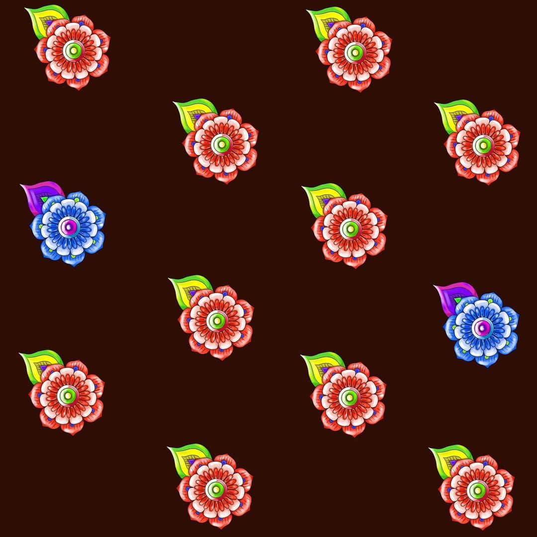 中村涼子さんのインスタグラム写真 - (中村涼子Instagram)「『手描き陶器花の、アロハシャツ🌺』  同じ形でレディース、メンズ作ってみました🌺 こちらはレディース。 レディースMサイズくらいで、ちょっとブカっと着るサイズ感😌 ボタンは赤です😙  そして この花…めちゃくちゃ可愛くなりました。 円を描いて花びら描いて、葉を描いて…色を好きになってみたら、なんか…陶器みたい！！！😂 複数たくさん散りばめて、濃い茶色に載せたらキャワワワになりました。 そして素材は麻😊 夏にぴったり、なのに、ちょっと懐かしさも漂うシャツであります⛱  #手作り服 #真夏のシャツ祭り」7月31日 23時59分 - nakamuraryoko56