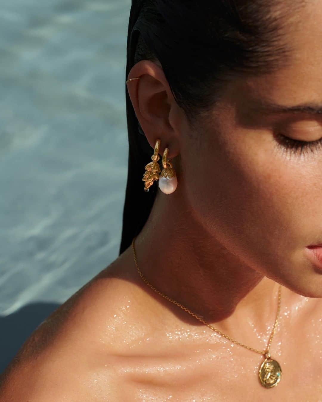 グーセンス パリのインスタグラム：「TALISMAN earings and medallion. . . @prunepauchet shot by @sashamarro and styled by @smala.paris」