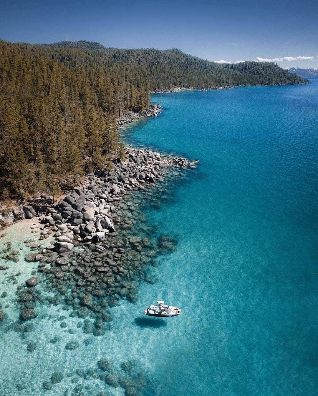 Discover Earthさんのインスタグラム写真 - (Discover EarthInstagram)「"Lake Tahoe showing off its crystal clear blue waters. Tahoe is the second deepest lake in North America and known for its incredible clarity. You can see over 60 feet down here! From the fresh smells of the Sierra Nevada air to the gorgeous sunrises and sunsets - this place is magical."  Photo 1 and 4 by @jess.wandering  and @everchanginghorizon  Photo 2 by @angelaliggs  Photo 3 and 5 by @ryanresatka   🇺🇸 #discoverlaketahoe with @paradise  #paradise #laketahoe #paddleboarding」8月1日 0時00分 - discoverearth