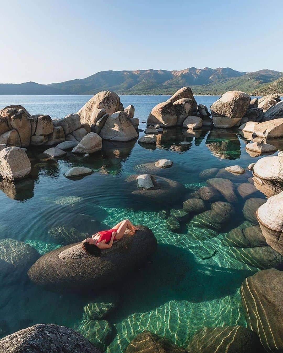 Discover Earthさんのインスタグラム写真 - (Discover EarthInstagram)「"Lake Tahoe showing off its crystal clear blue waters. Tahoe is the second deepest lake in North America and known for its incredible clarity. You can see over 60 feet down here! From the fresh smells of the Sierra Nevada air to the gorgeous sunrises and sunsets - this place is magical."  Photo 1 and 4 by @jess.wandering  and @everchanginghorizon  Photo 2 by @angelaliggs  Photo 3 and 5 by @ryanresatka   🇺🇸 #discoverlaketahoe with @paradise  #paradise #laketahoe #paddleboarding」8月1日 0時00分 - discoverearth