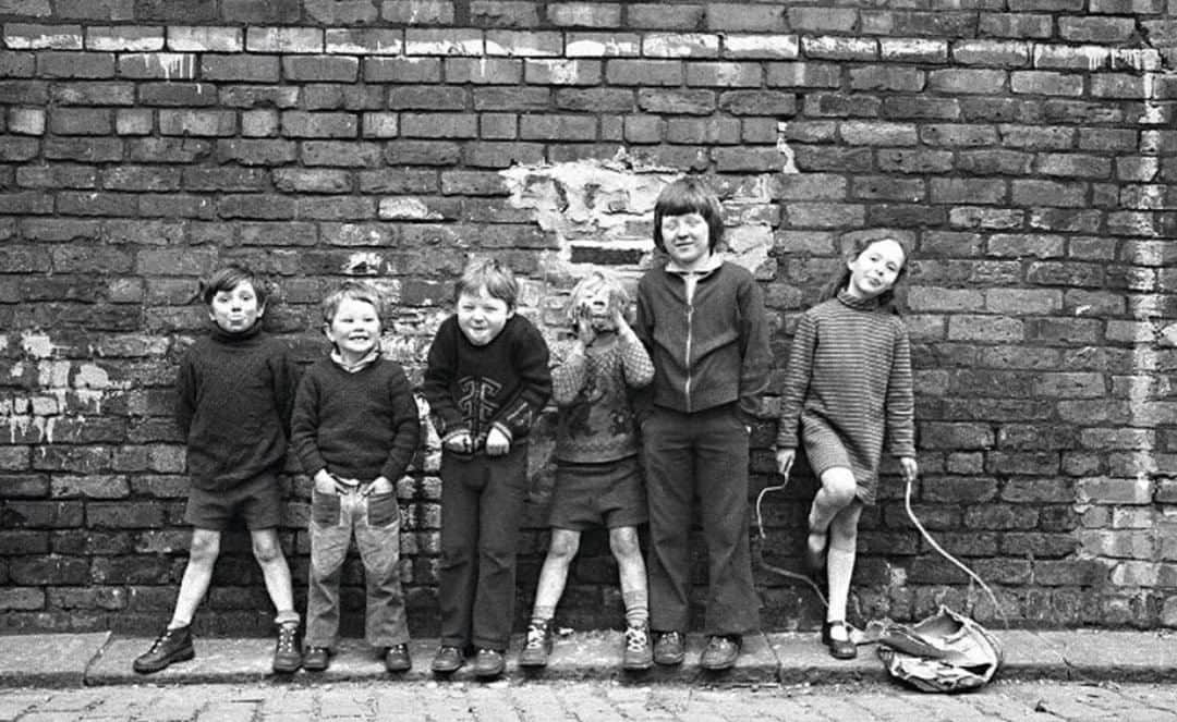 のインスタグラム：「Beeton Grove, Longsight, Manchester, 1970's.   Photo via @britishculturearchive from their feature with photographer Chris Hunt.」