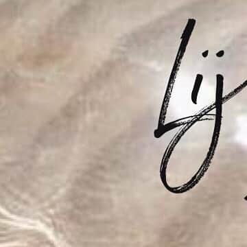 のインスタグラム：「🐚𓇼🐚𓇼🐚𓇼🐚𓇼🐚. . . 私、越川真美は 2020.8.1よりファッションブランド 【Lijena】(リジェナ) を立ち上げました事を報告します！  ずっとやりたかった事が 今日実現できて、ホントに 嬉しく思います。これもいつも 応援してくださってる皆様の お陰だと思っています。  これからは (素敵な女性をもっとステキに―――。) をもっとうに素敵な洋服を お届けできるように頑張ります♡  まだまだ未熟ではありますが どうぞよろしくお願いします。  ~2020.8.1~   #MODSCITY  #モッズシティ #Lijena  #リジェナ #インスタライブ」