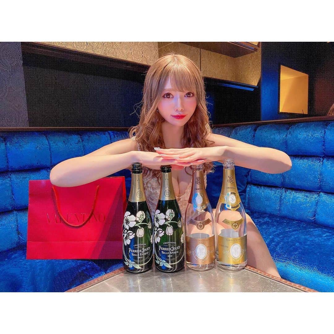 のインスタグラム：「ﾟ+.*ʚ♡ɞ*.+ﾟ﻿ ﻿ ﻿ ﻿ 久しぶりのインスタ映え💗﻿ シャンパンだいすき🥂﻿ ﻿ VALENTINOのかわいいやつもらったの🥺﻿ ﻿ ﻿ ﻿ ﻿ #歌舞伎町#ミナミ#六本木#池袋#池袋東口#プリンスグループ#プリンスグループ東京#レッドシューズ #池袋redshoes#キャバクラ#キャバ嬢 #エンジェルアールドレス#エンジェルアール#指名して#シャンパン#ベルエポック#クリスタル#VALENTINO#ヘアメ#巻き髪#可愛い#ギャル#ギャル天使#selfie#色白#むちむちボディ#おっぱいは世界を救う#谷間チラリ #いいねした人で気になった人フォロー#いいね返し ﻿ ﻿ ﻿ ﻿ ﻿」