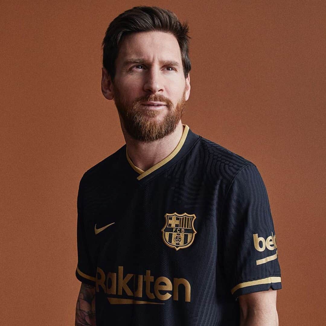 HYPEBEASTさんのインスタグラム写真 - (HYPEBEASTInstagram)「@hypebeastsports: @nike has unveiled @fcbarcelona's away kit for the 2020/21 Season. The kit design is influenced by the avenues of Barcelona, and the energy and darkened city blocks within them. Other details include two-tone gold and black v-neck collars with custom trim on the sleeves gives the kit an almost luxury look. The kit is available now.⁠⠀ Photo: Nike」8月1日 0時11分 - hypebeast
