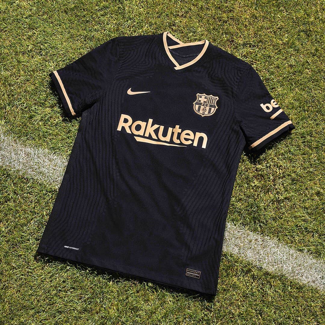 HYPEBEASTさんのインスタグラム写真 - (HYPEBEASTInstagram)「@hypebeastsports: @nike has unveiled @fcbarcelona's away kit for the 2020/21 Season. The kit design is influenced by the avenues of Barcelona, and the energy and darkened city blocks within them. Other details include two-tone gold and black v-neck collars with custom trim on the sleeves gives the kit an almost luxury look. The kit is available now.⁠⠀ Photo: Nike」8月1日 0時11分 - hypebeast