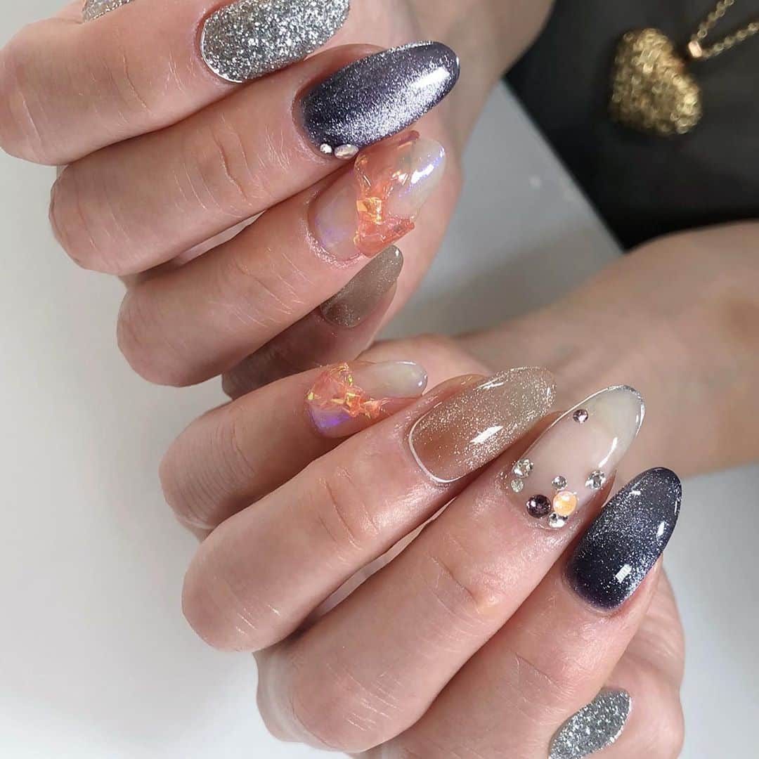 Icegel Nailさんのインスタグラム写真 - (Icegel NailInstagram)「#아이스젤 #별빛네일 시즌3 #마법처럼 1158 별빛네일 시즌2 #마법처럼 1153 번을 사용 해 주셨어요^^  M.D.A 선생님 스타일처럼 세련된 디자인이예요🤩🤩🤩  #repost m_d_a ・・・ レアカラーSTAR GALAXY 🌟﻿ パープルとライトベージュ♪﻿ ﻿ 今ならスターギャラクシーカラー﻿17色揃っています！﻿ (無くなり次第終了です🙇‍♀️)﻿ ﻿ PVCクリアのビニールオーロラのリボンはオレンジに🧡 ﻿ ギラギララメとかガラスストーンの敷き詰めとか、色々mix!﻿ 組み合わせなどは担当スタイリストにもどんどんご相談くださいね！  お美人なのにギャグ派なお客様♡ いつもありがとうございます！﻿ ﻿ 🌐マンスリーアートセット﻿ @mdanail_ai ←チェックしてください ^^﻿ ﻿ 💟 こちらのレアカラーは @icegelkorea さんからget!﻿ 日本でも発売してほしぃ〜〜﻿ ﻿ ✅hot pepper beauty にスターギャラクシーご予約メニュー追加しました。﻿ ご利用ください♪﻿ ﻿ #ギャラクシーネイル #キラキラネイル #うるツヤネイル ﻿ #pvc #pvcネイル #クリアネイルネイル #リボンネイル﻿ #ギャラクシーネイル #スターギャラクシージェル ﻿ #ジェルネイル #ジェルネイデザイン #ネイルアート ﻿ #mdanail #mdamayu﻿ #銀座ネイルサロン﻿ #東京ネイルサロン﻿ #ネイル #ネイルのある生活﻿ #ネイルアートがすき」8月1日 0時04分 - icegelnail