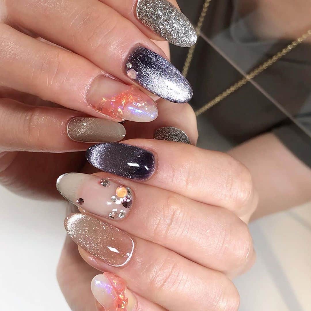 Icegel Nailさんのインスタグラム写真 - (Icegel NailInstagram)「#아이스젤 #별빛네일 시즌3 #마법처럼 1158 별빛네일 시즌2 #마법처럼 1153 번을 사용 해 주셨어요^^  M.D.A 선생님 스타일처럼 세련된 디자인이예요🤩🤩🤩  #repost m_d_a ・・・ レアカラーSTAR GALAXY 🌟﻿ パープルとライトベージュ♪﻿ ﻿ 今ならスターギャラクシーカラー﻿17色揃っています！﻿ (無くなり次第終了です🙇‍♀️)﻿ ﻿ PVCクリアのビニールオーロラのリボンはオレンジに🧡 ﻿ ギラギララメとかガラスストーンの敷き詰めとか、色々mix!﻿ 組み合わせなどは担当スタイリストにもどんどんご相談くださいね！  お美人なのにギャグ派なお客様♡ いつもありがとうございます！﻿ ﻿ 🌐マンスリーアートセット﻿ @mdanail_ai ←チェックしてください ^^﻿ ﻿ 💟 こちらのレアカラーは @icegelkorea さんからget!﻿ 日本でも発売してほしぃ〜〜﻿ ﻿ ✅hot pepper beauty にスターギャラクシーご予約メニュー追加しました。﻿ ご利用ください♪﻿ ﻿ #ギャラクシーネイル #キラキラネイル #うるツヤネイル ﻿ #pvc #pvcネイル #クリアネイルネイル #リボンネイル﻿ #ギャラクシーネイル #スターギャラクシージェル ﻿ #ジェルネイル #ジェルネイデザイン #ネイルアート ﻿ #mdanail #mdamayu﻿ #銀座ネイルサロン﻿ #東京ネイルサロン﻿ #ネイル #ネイルのある生活﻿ #ネイルアートがすき」8月1日 0時04分 - icegelnail