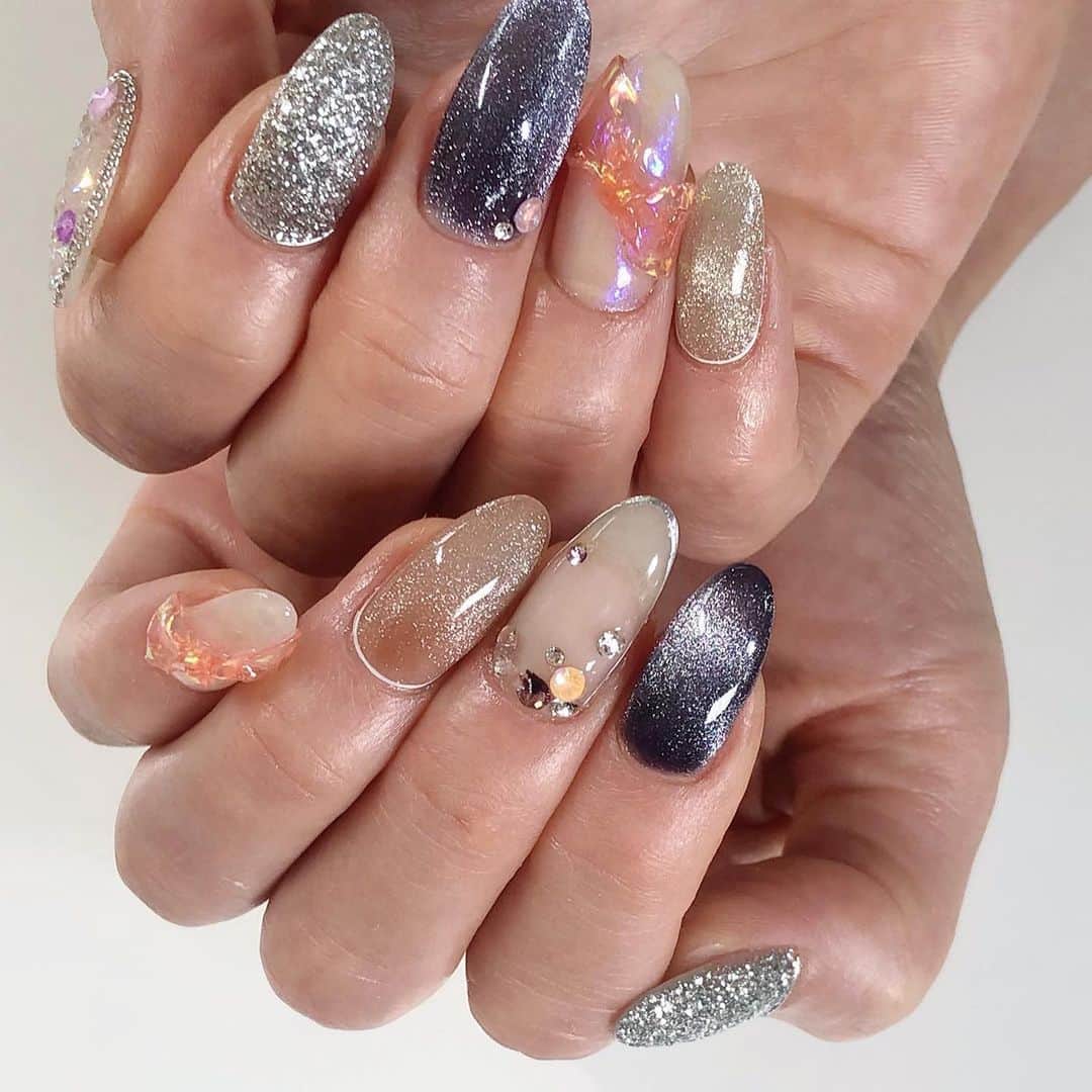 Icegel Nailさんのインスタグラム写真 - (Icegel NailInstagram)「#아이스젤 #별빛네일 시즌3 #마법처럼 1158 별빛네일 시즌2 #마법처럼 1153 번을 사용 해 주셨어요^^  M.D.A 선생님 스타일처럼 세련된 디자인이예요🤩🤩🤩  #repost m_d_a ・・・ レアカラーSTAR GALAXY 🌟﻿ パープルとライトベージュ♪﻿ ﻿ 今ならスターギャラクシーカラー﻿17色揃っています！﻿ (無くなり次第終了です🙇‍♀️)﻿ ﻿ PVCクリアのビニールオーロラのリボンはオレンジに🧡 ﻿ ギラギララメとかガラスストーンの敷き詰めとか、色々mix!﻿ 組み合わせなどは担当スタイリストにもどんどんご相談くださいね！  お美人なのにギャグ派なお客様♡ いつもありがとうございます！﻿ ﻿ 🌐マンスリーアートセット﻿ @mdanail_ai ←チェックしてください ^^﻿ ﻿ 💟 こちらのレアカラーは @icegelkorea さんからget!﻿ 日本でも発売してほしぃ〜〜﻿ ﻿ ✅hot pepper beauty にスターギャラクシーご予約メニュー追加しました。﻿ ご利用ください♪﻿ ﻿ #ギャラクシーネイル #キラキラネイル #うるツヤネイル ﻿ #pvc #pvcネイル #クリアネイルネイル #リボンネイル﻿ #ギャラクシーネイル #スターギャラクシージェル ﻿ #ジェルネイル #ジェルネイデザイン #ネイルアート ﻿ #mdanail #mdamayu﻿ #銀座ネイルサロン﻿ #東京ネイルサロン﻿ #ネイル #ネイルのある生活﻿ #ネイルアートがすき」8月1日 0時04分 - icegelnail