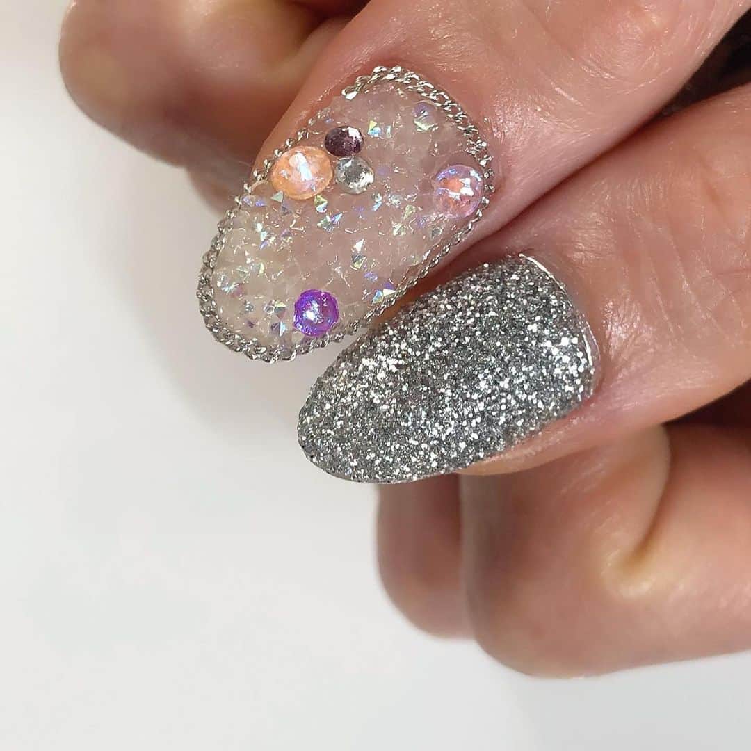 Icegel Nailさんのインスタグラム写真 - (Icegel NailInstagram)「#아이스젤 #별빛네일 시즌3 #마법처럼 1158 별빛네일 시즌2 #마법처럼 1153 번을 사용 해 주셨어요^^  M.D.A 선생님 스타일처럼 세련된 디자인이예요🤩🤩🤩  #repost m_d_a ・・・ レアカラーSTAR GALAXY 🌟﻿ パープルとライトベージュ♪﻿ ﻿ 今ならスターギャラクシーカラー﻿17色揃っています！﻿ (無くなり次第終了です🙇‍♀️)﻿ ﻿ PVCクリアのビニールオーロラのリボンはオレンジに🧡 ﻿ ギラギララメとかガラスストーンの敷き詰めとか、色々mix!﻿ 組み合わせなどは担当スタイリストにもどんどんご相談くださいね！  お美人なのにギャグ派なお客様♡ いつもありがとうございます！﻿ ﻿ 🌐マンスリーアートセット﻿ @mdanail_ai ←チェックしてください ^^﻿ ﻿ 💟 こちらのレアカラーは @icegelkorea さんからget!﻿ 日本でも発売してほしぃ〜〜﻿ ﻿ ✅hot pepper beauty にスターギャラクシーご予約メニュー追加しました。﻿ ご利用ください♪﻿ ﻿ #ギャラクシーネイル #キラキラネイル #うるツヤネイル ﻿ #pvc #pvcネイル #クリアネイルネイル #リボンネイル﻿ #ギャラクシーネイル #スターギャラクシージェル ﻿ #ジェルネイル #ジェルネイデザイン #ネイルアート ﻿ #mdanail #mdamayu﻿ #銀座ネイルサロン﻿ #東京ネイルサロン﻿ #ネイル #ネイルのある生活﻿ #ネイルアートがすき」8月1日 0時04分 - icegelnail