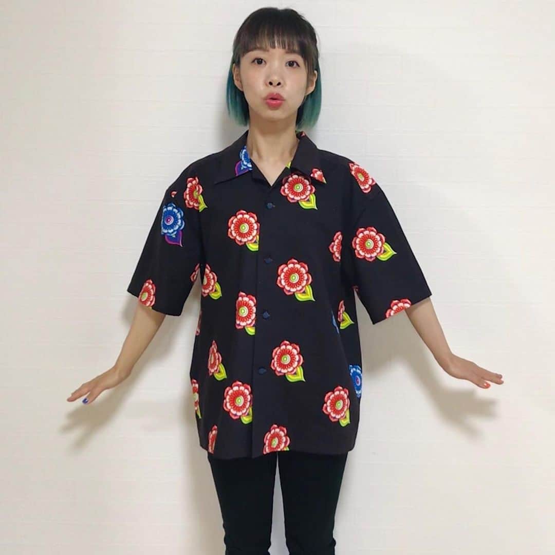 中村涼子さんのインスタグラム写真 - (中村涼子Instagram)「『手描き陶器花の、アロハシャツ🌺』  同じ形でレディース、メンズ作ってみました🌺 こちらはメンズ。 メンズのMくらいの大きさで男性にも、大きく着たい女性にも👱‍♀️👱‍♂️ ボタンはブルー😇  レディースとはちょっとずつ柄の出方が違います。 落ち着いた色に乗る派手色陶器花。 ツルリンとしてる花なのに、麻の自然素材。 なんだかとても気持ちのいいシャツです🌺  #手作り服 #真夏のシャツ祭り」8月1日 0時06分 - nakamuraryoko56