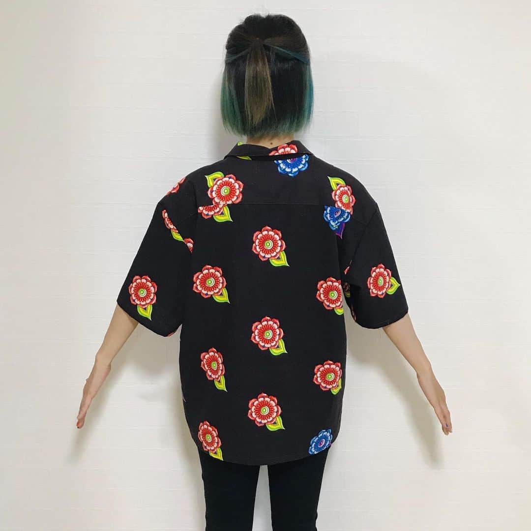 中村涼子さんのインスタグラム写真 - (中村涼子Instagram)「『手描き陶器花の、アロハシャツ🌺』  同じ形でレディース、メンズ作ってみました🌺 こちらはメンズ。 メンズのMくらいの大きさで男性にも、大きく着たい女性にも👱‍♀️👱‍♂️ ボタンはブルー😇  レディースとはちょっとずつ柄の出方が違います。 落ち着いた色に乗る派手色陶器花。 ツルリンとしてる花なのに、麻の自然素材。 なんだかとても気持ちのいいシャツです🌺  #手作り服 #真夏のシャツ祭り」8月1日 0時06分 - nakamuraryoko56