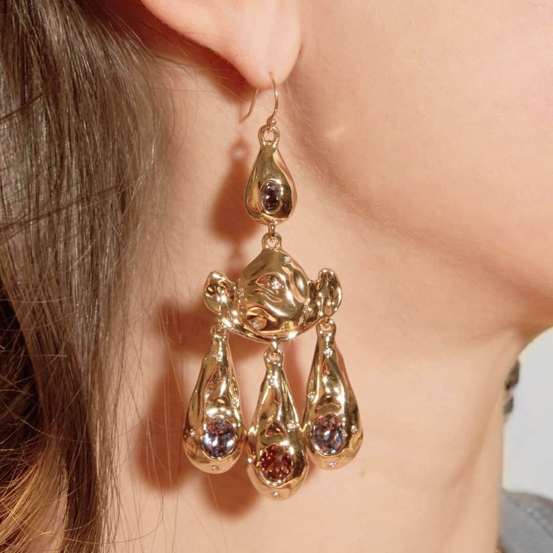のインスタグラム：「Our Crumpled Chandelier Earring is a best seller for a reason 🤩」