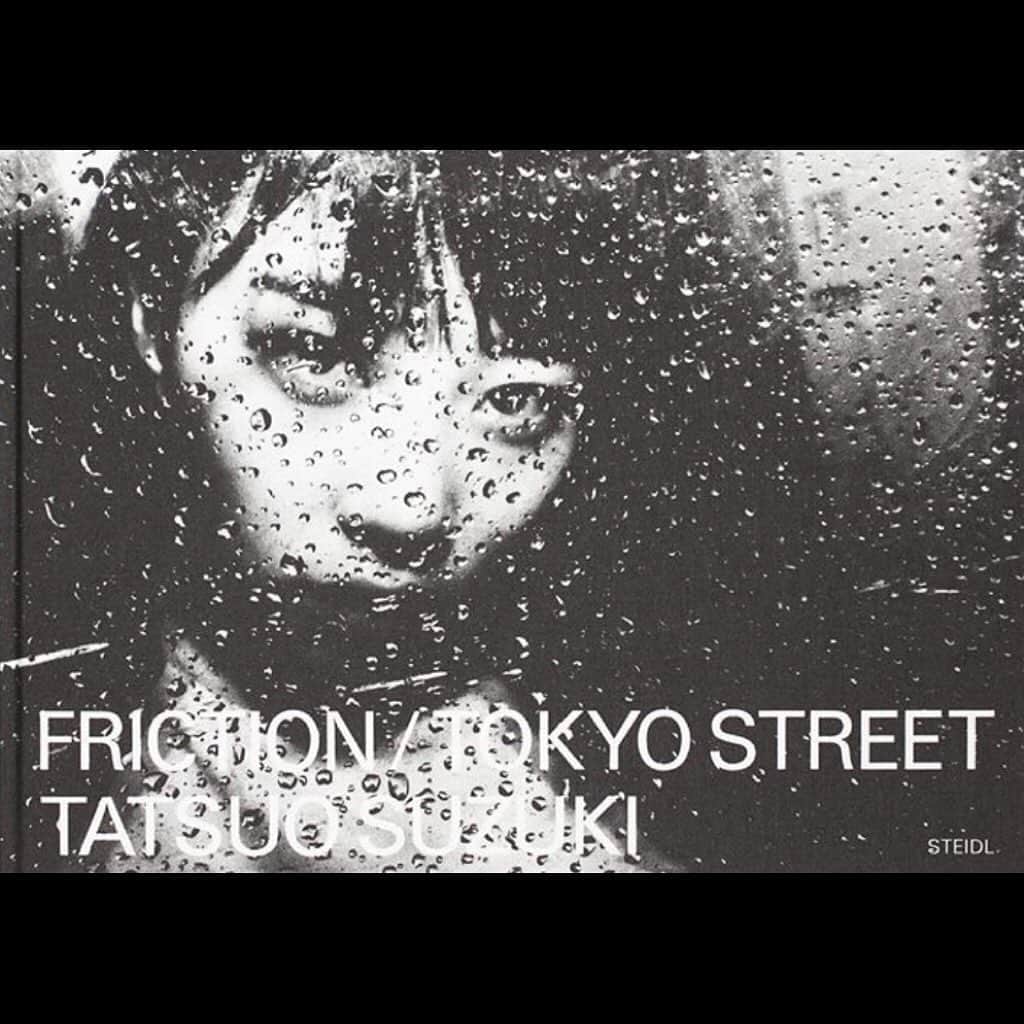 Tatsuo Suzukiさんのインスタグラム写真 - (Tatsuo SuzukiInstagram)「#repost @shashasha_book ・・・ Friction / Tokyo Street...﻿ ﻿ “Friction / Tokyo Street” is the first photobook by Tatsuo Suzuki, whose has amassed a small cult following online with his black-and-white street photography from Tokyo.﻿ Suzuki’s photography forms a modern update to classic street photography, with dense, contrast-rich black-and-white photos throughout Tokyo capturing daily life in sliced instants, each revealing unexpected, momentary meaning and beauty – a girl navigating a zebra crossing, cropped legs standing on a subway platform, shifting reflections in a store window, or a pigeon caught mid-flight.﻿ ﻿ “Through my own eyes and my street shots I would like to express: the tension, the edged frustration, the taut atmosphere and the feelings that beat, inherent in the city.” (from the artist’s statement)﻿ ﻿ Tatsuo Suzuki’s “Friction / Tokyo Street“ was one of the winners of the inaugural Steidl Book Award in 2016, held in collaboration with Post bookshop in Tokyo and Takeo Paper Mill.﻿ ﻿ ﻿ Friction / Tokyo Street by Tatsuo SUZUKI is now available for purchase on shashasha.co! ﻿ ﻿ #photobook #onlinebookstore #photobookstore #japanesephotography #japanesephotographer #japanesephotobook」8月1日 0時13分 - tatsuo_suzuki_001