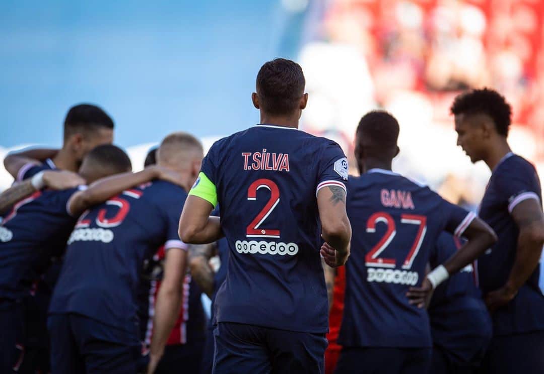 チアゴ・シルヴァのインスタグラム：「#MatchDay ! 🔴🔵 📸 @nogueirafoto  . . . • • • • #StadeDeFrance #ParisSaintGermain #ThiagoSilva #PSG #IciCestParis #TS2 #DefenseurCentral #Capitão #Capitaine #CoronaOut #StopCorona #IciCestParis #PSG #EquipePSG #PSGTeam #PSGlife #PSGforever #StayHealthy #OMonstro #PSGTraining #PSGOL #AllezParis #CDL #FinaleCDLBKT #CoupeDeLaLigue」