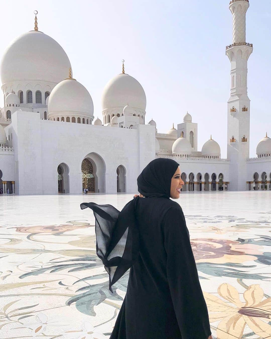 のインスタグラム：「Eid Mubarak✨ May our families be blessed with good health and happiness 🤲🏽✨✨✨」