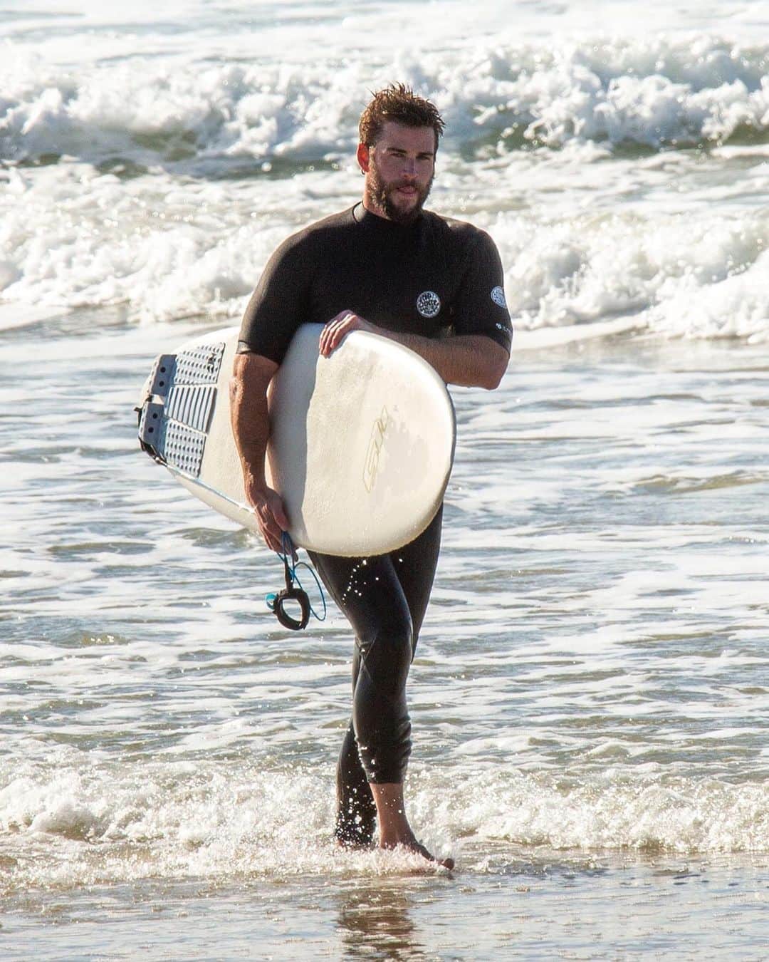 E! Onlineさんのインスタグラム写真 - (E! OnlineInstagram)「The Hemsworth brothers surfing together. What a sight for Thor eyes. (📷: @splashnews)」8月1日 0時17分 - enews