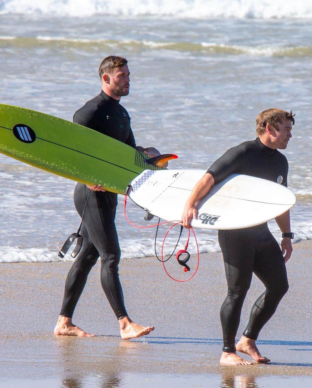 E! Onlineさんのインスタグラム写真 - (E! OnlineInstagram)「The Hemsworth brothers surfing together. What a sight for Thor eyes. (📷: @splashnews)」8月1日 0時17分 - enews