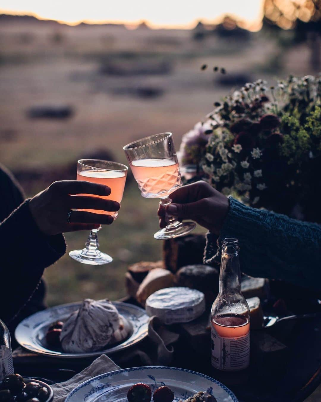 Our Food Storiesさんのインスタグラム写真 - (Our Food StoriesInstagram)「From a dreamy evening in Sweden with our dearest friend @ezgipolat 💞 Happy Friday guys! #ourfoodstories_travel  ____ #visitsweden #visitskane #skåne #österlen #tablesetting #tabledecor #foodstylist #foodphotography #foodphotographer #germanfoodblogger #momentslikethese #eveninglight #chasinglight #simplejoys #fellowmag #verilymoment #simplejoys #picnicdate」8月1日 0時17分 - _foodstories_