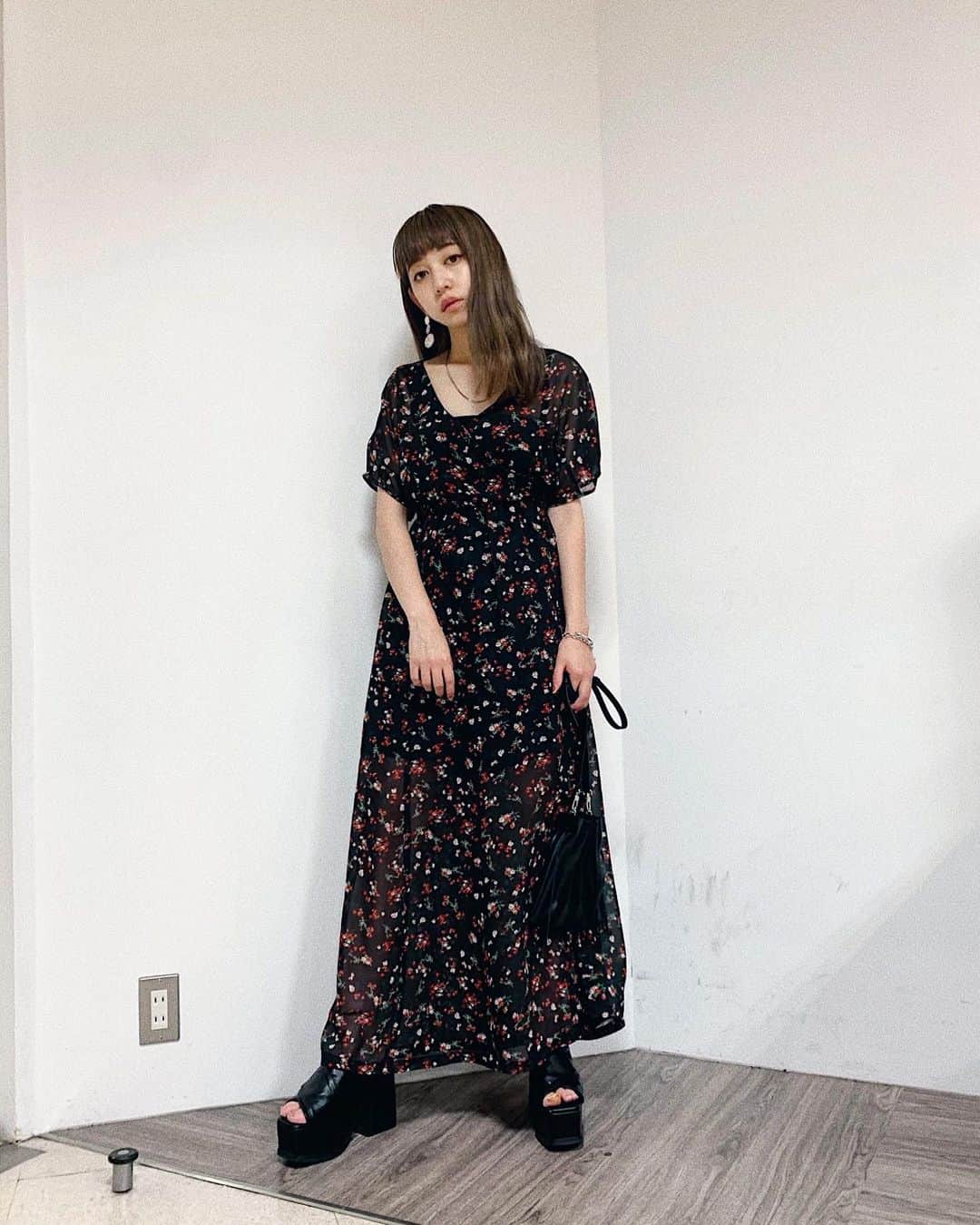 井上 莉彩のインスタグラム：「. サラッと着れるワンピース❤︎❤︎ . 花柄で可愛いは勿論なんだけど、 シアー素材だから透け感あって大人っぽく着れちゃうのー！ 最近大人レディを目指してる私はツボでした♡笑 . ちなみにバックデザインは肌見せ出来る仕様なんだよ！ 気になる方はインスタTOPから見てみてね♡♡ . #EMODA#ootd #outfit #シアーワンピース #花柄ワンピース#夏服#マキシワンピ #夏コーデ#秋コーデ#透け感 #私服 #155cm #低身長 #低身長コーデ#今日のコーデ#hokkaido #sapporo #tokyo #코디 #훈스타그램 #셀카 #셀피  #데일리룩 #北海道 #札幌 #大通 #4プラ」