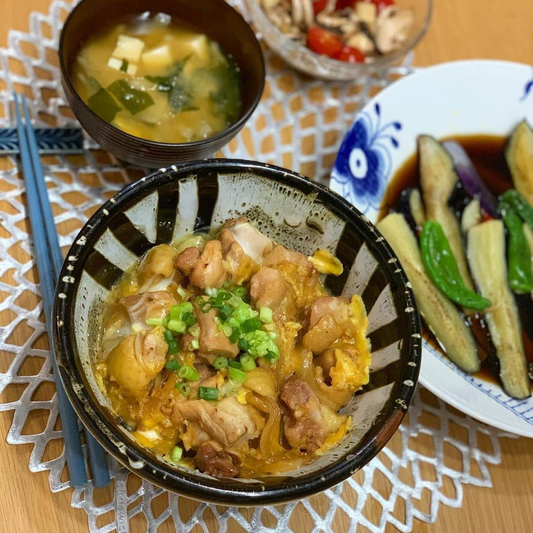 奥山夏織さんのインスタグラム写真 - (奥山夏織Instagram)「親子丼💓✨ふわふわにできました♪ ・ 🍴#親子丼 🍴#ナスとピーマンの揚げ浸し 🍴#マッシュルームとトマトのサラダ 🍴#味噌汁 ・・・ #かおりずキッチン #cooking #料理 #主婦料理 #OL料理 #クッキング #ご飯#foodinsta #food #foodstagram #おうちご飯 #お家ごはん #晩ご飯 #晩ごはん #夜御飯 #夜ごはん」8月1日 0時18分 - okuyama_kaori