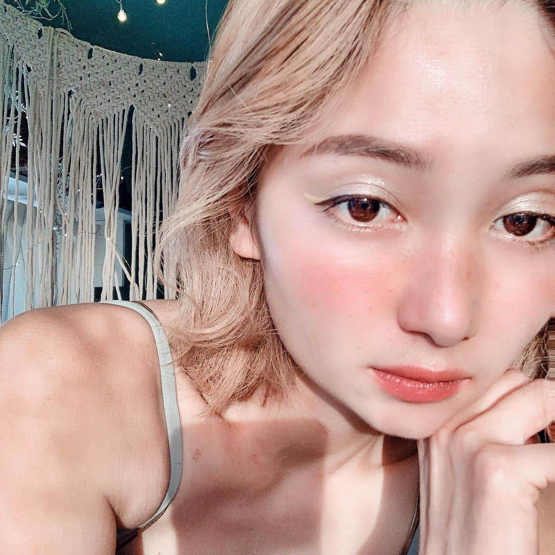 チアコマさんのインスタグラム写真 - (チアコマInstagram)「今日のメイク💄♡﻿ ﻿ ➡︎最近GETしたUZUのマスカラとアイライナー﻿ 使ってみた♡﻿ ﻿ モテマスカラはNAVY♡﻿ アイライナーはイエローで﻿ 夏っぽい日焼けメイクしたよー♡﻿ ﻿ ﻿ ここのアイライナー描きやすすぎる！﻿ ヨレないし細かい文字も書けるな！﻿ 顔に絵が描ける！﻿ この色で色んなアイライナーのカタチ書いていくから﻿ またUPするわ♡♡﻿  ﻿ 発色もいいから全色集めたくなってきた、、🤦🏼‍♂️🧚‍♀️♡﻿ ﻿ ちなみにUZU公式サイトで商品買ったら﻿ 1商品購入につき、1マスクついてくるよ〜﻿ ﻿ ﻿ #モテマスカラ #レビュー #cosme #japancosme﻿ #アイライナー #uzu #flowfushi #フローフシ﻿ ﻿#selfie #夕日 #セルフメイク #makeup」8月1日 0時22分 - chia_koma