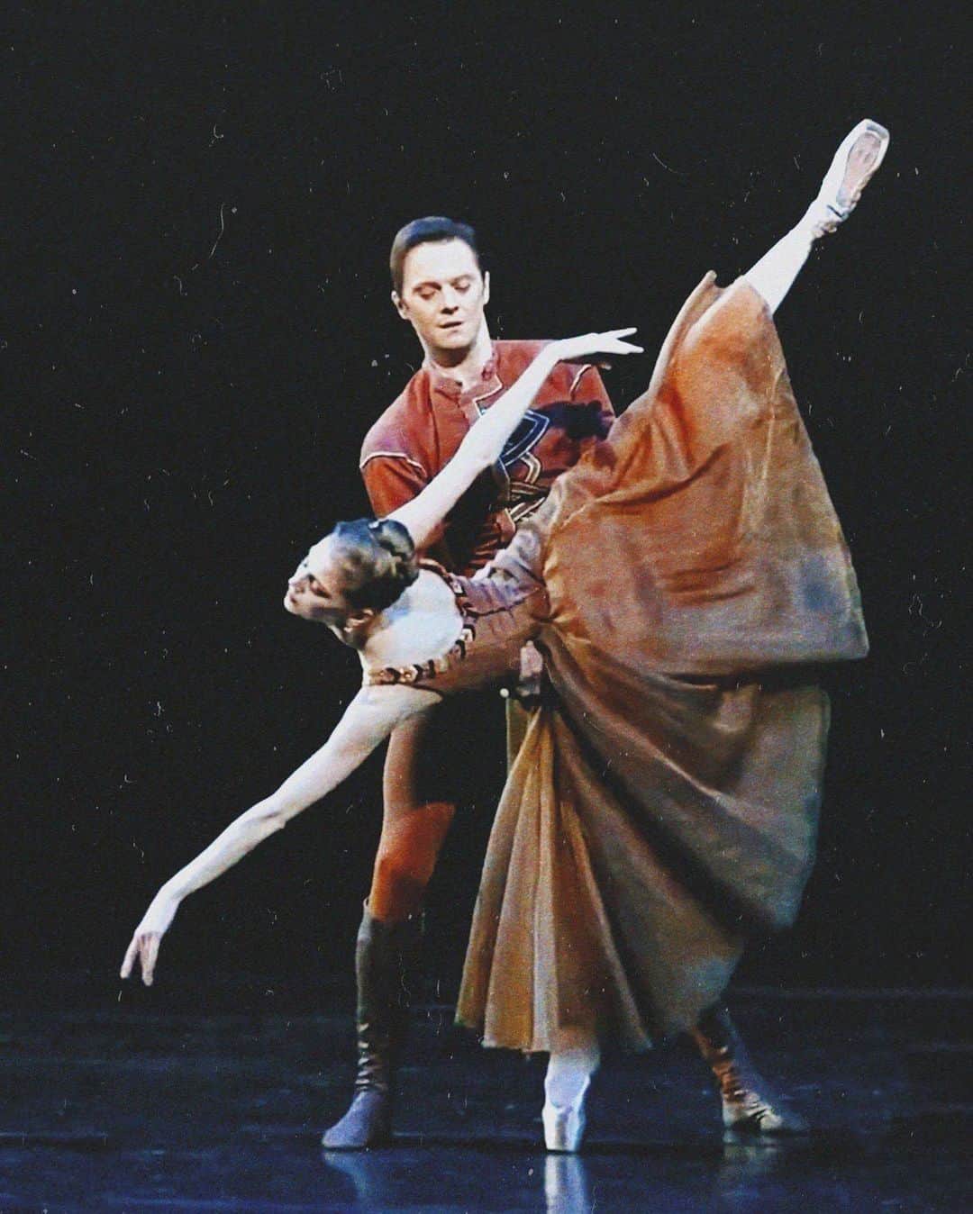 ダリア・イオノワのインスタグラム：「the stars are bright, turn off the light, dance in the night✨ //  ph: Natalia Razina  «In the Night» by J.Robbins with Evgeny Ivanchenko   _______________________________________  #spb #saintpetersburg #mariinsky #mariinskytheatre #mariinskyballet #mariinskydancer #vaganovastudents #ballet」
