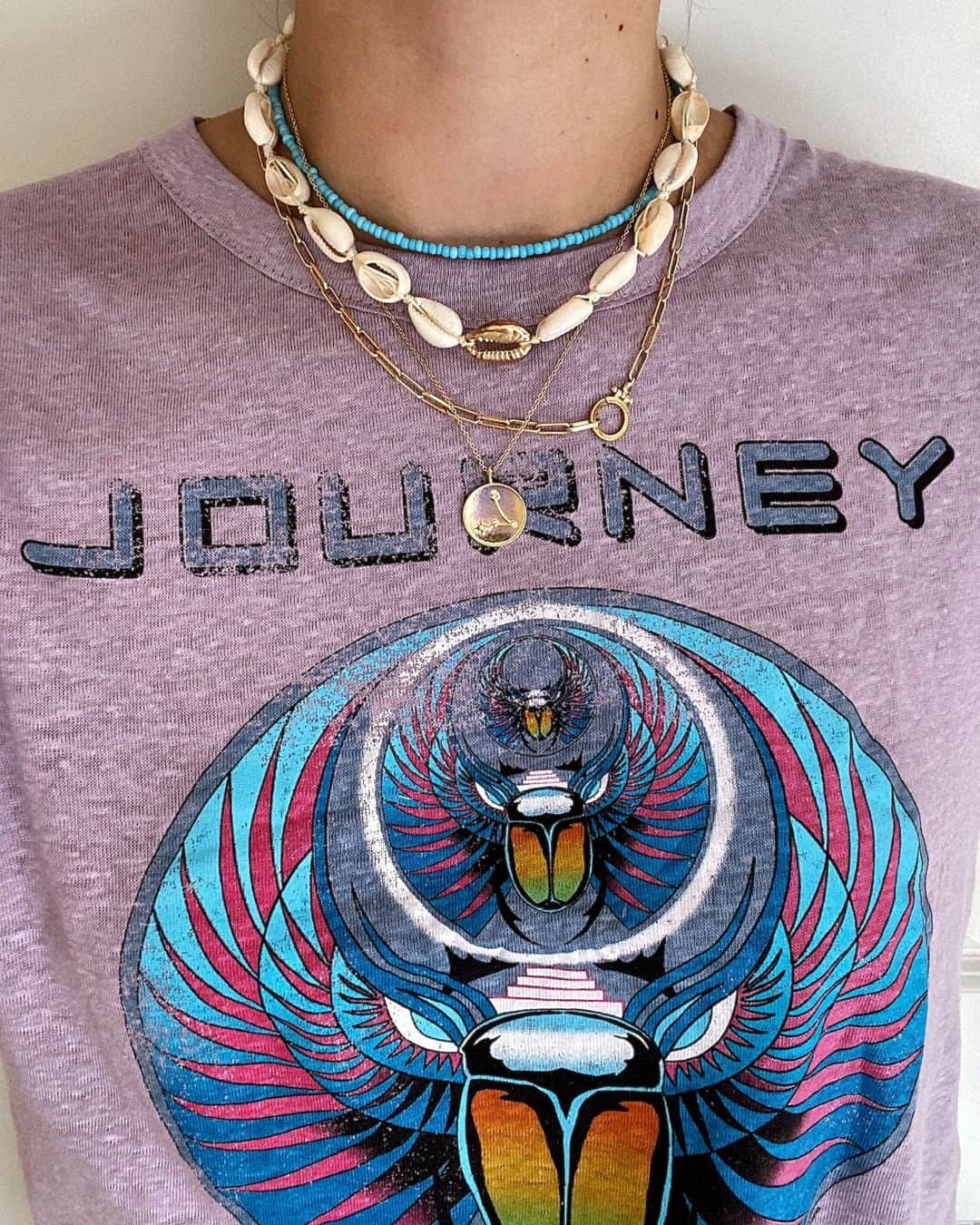 チェイサーのインスタグラム：「Never too many layers & graphic tees💕🌈😍 #chaserbrand #journeymusic #bandtee #graphictee」